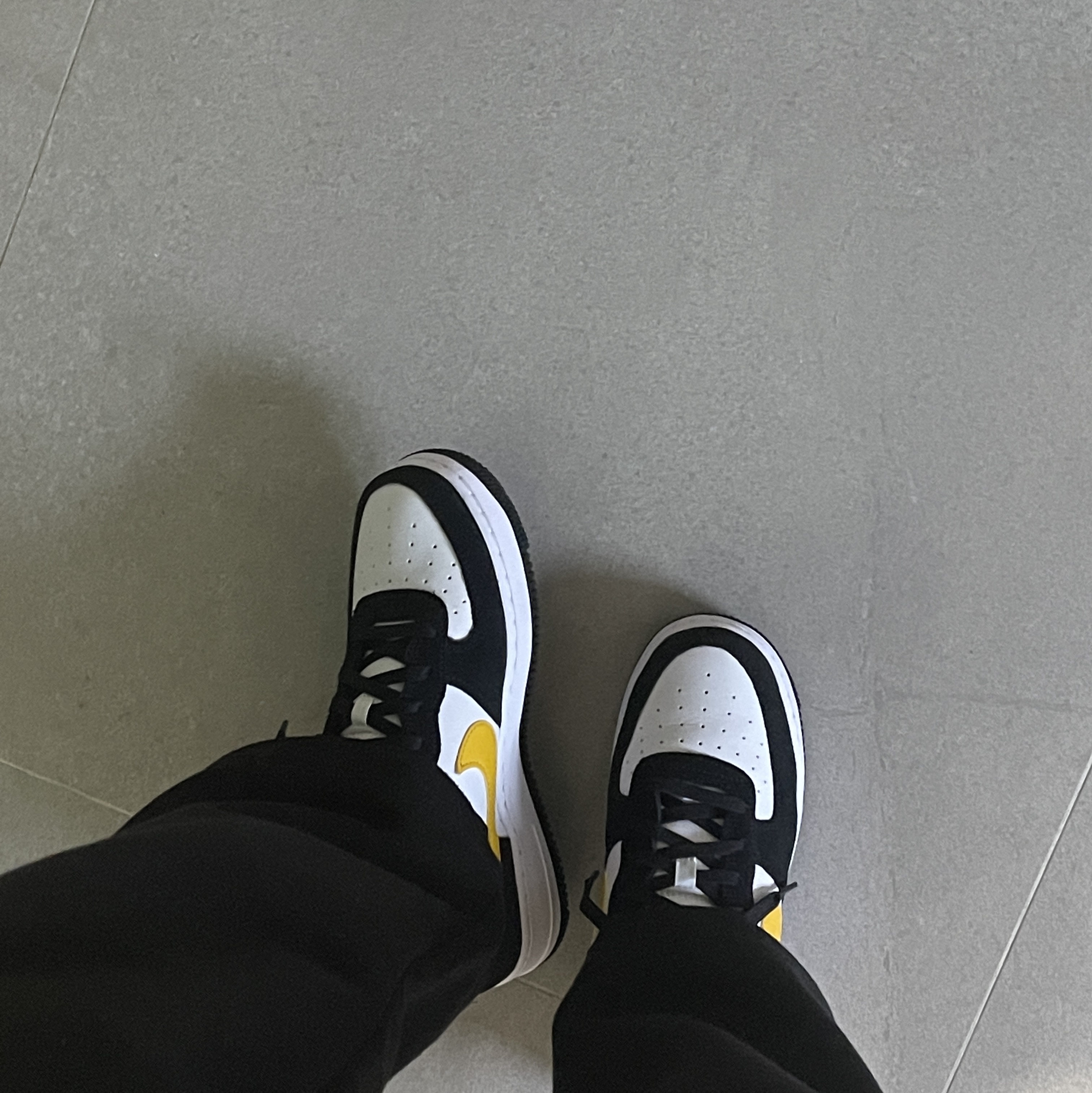 (GS) Nike Air Force 1 LV8 Athletic Club Black Dark Sulfur 착용 스타일 - 2