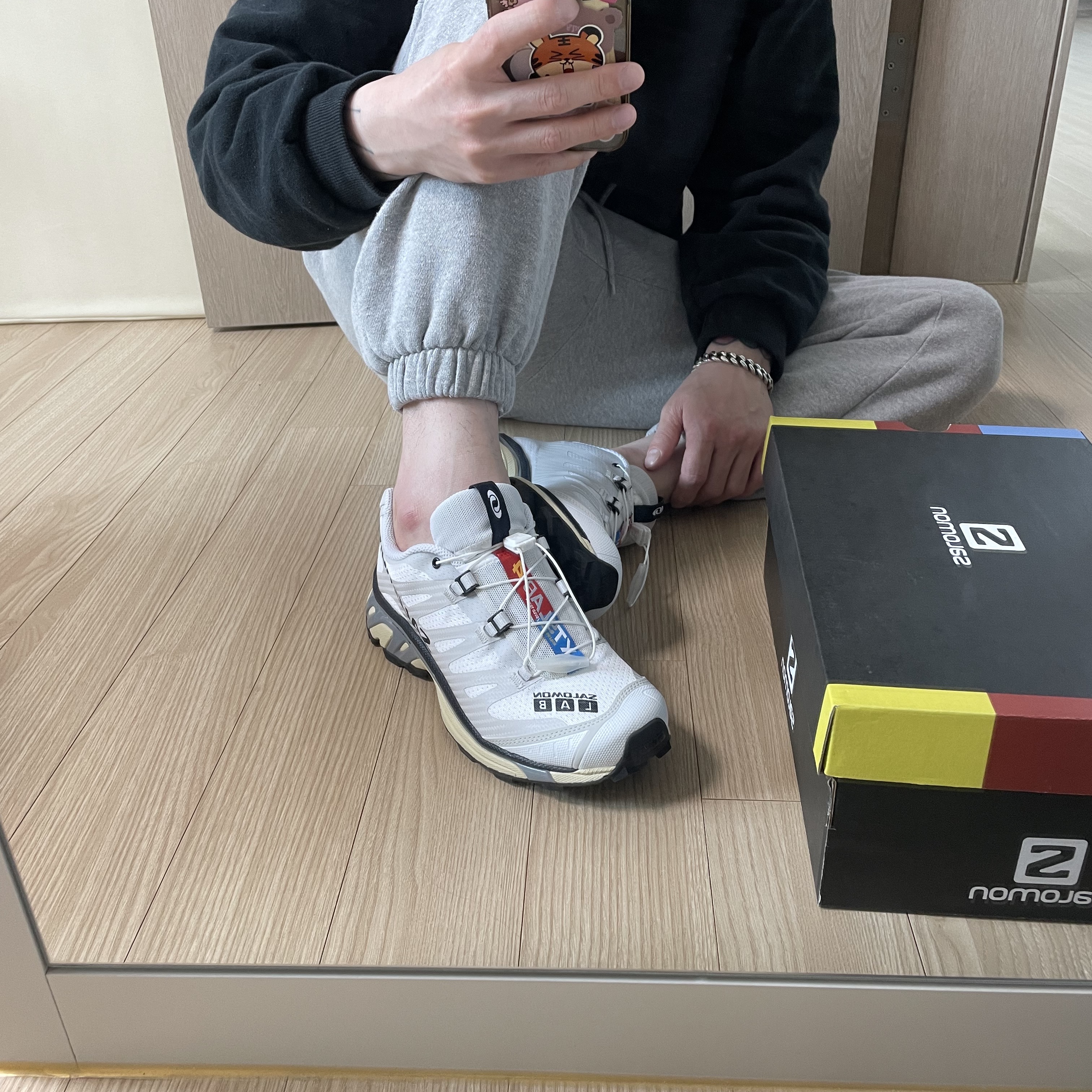 Salomon XT-4 White Lunar Rock 착용 스타일