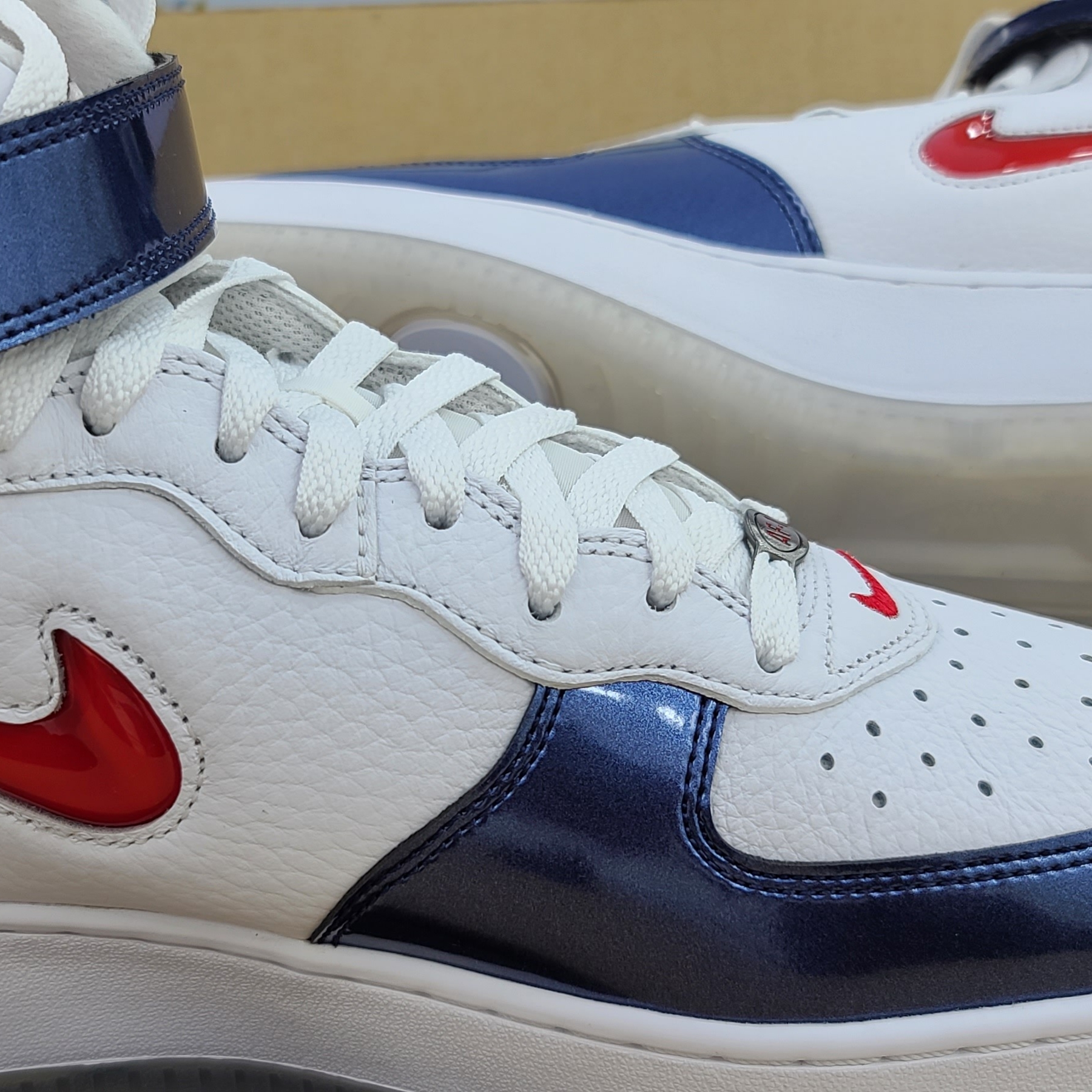 Nike Air Force 1 Mid QS University Red and Midnight Navy 착용 스타일 - 2