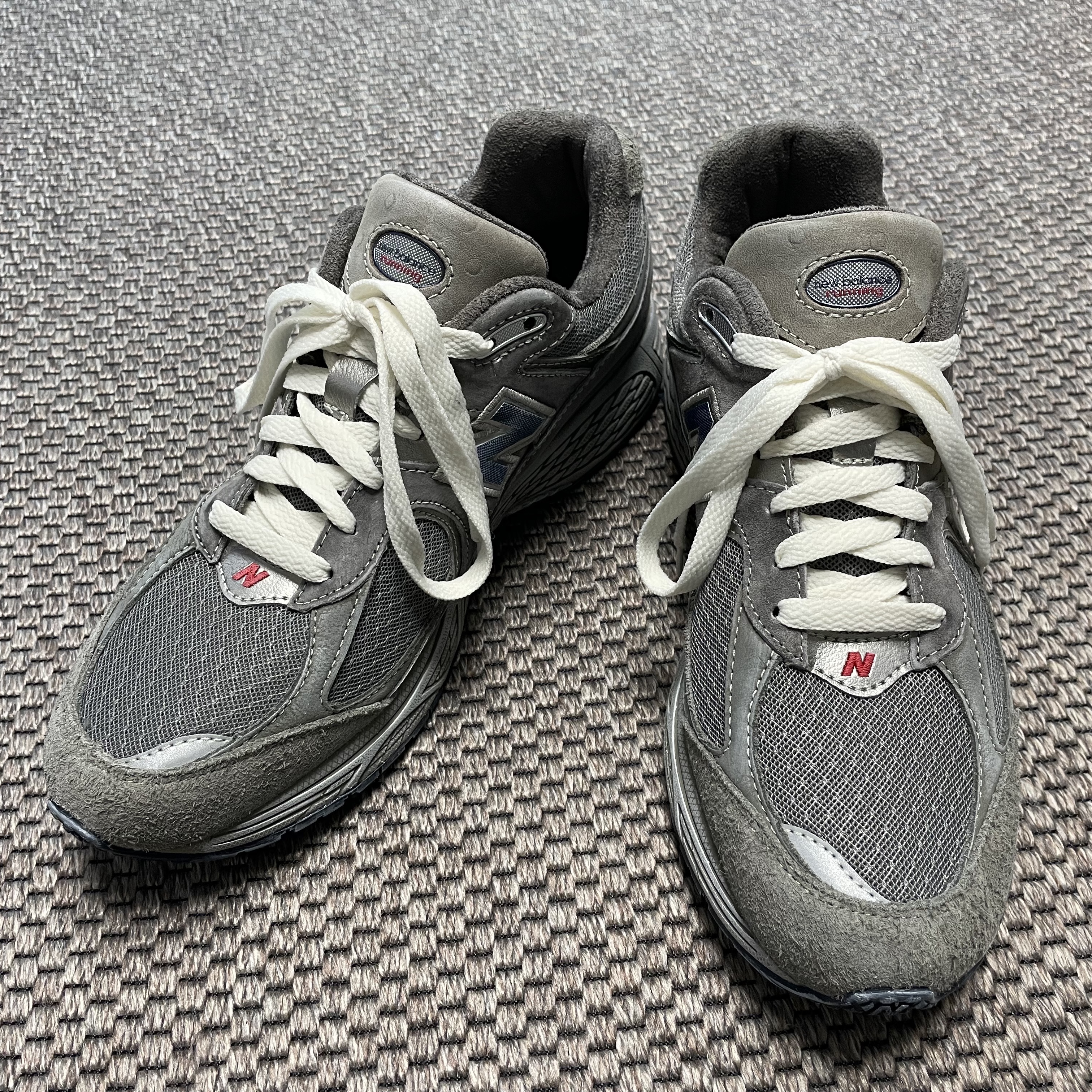 New Balance 2002R Premium Vintage Grey 착용 스타일 - 4