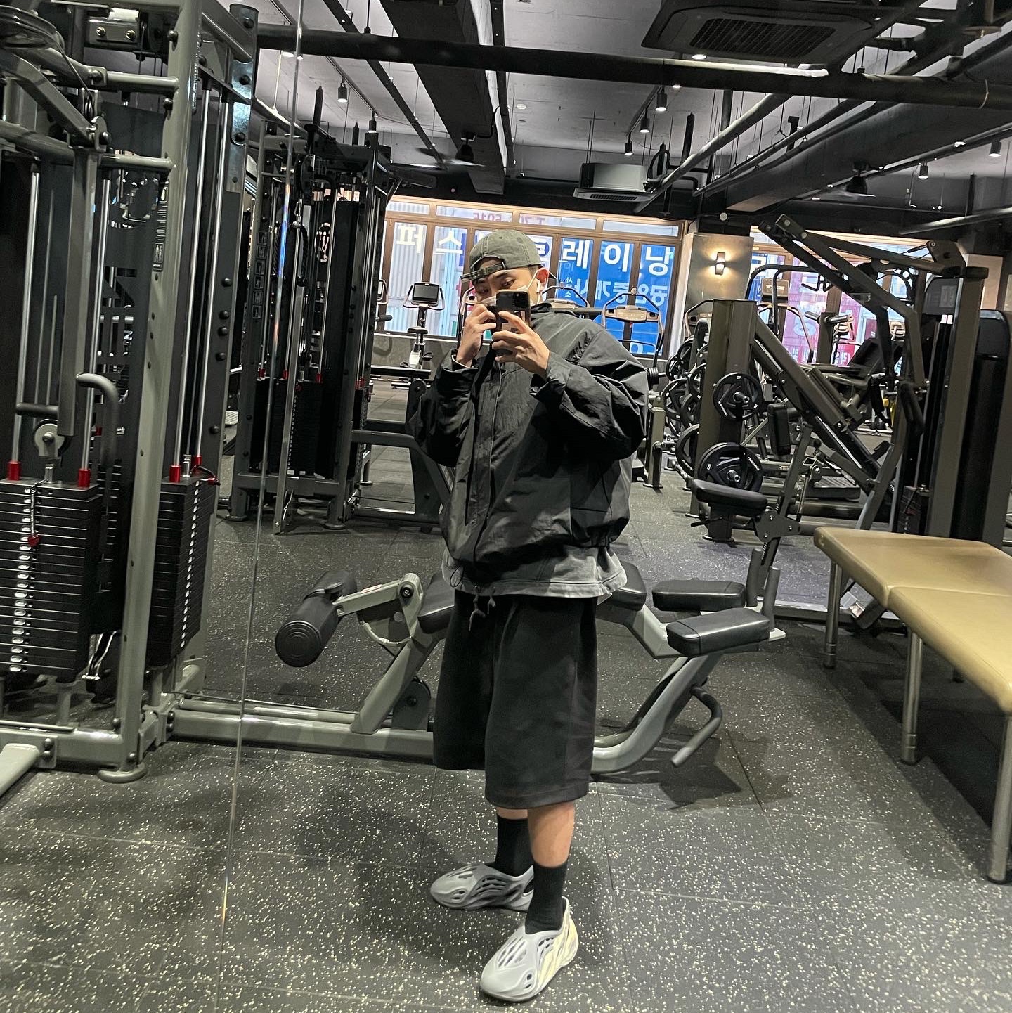 Adidas Yeezy Foam RNNR MXT Moon Gray 착용 스타일