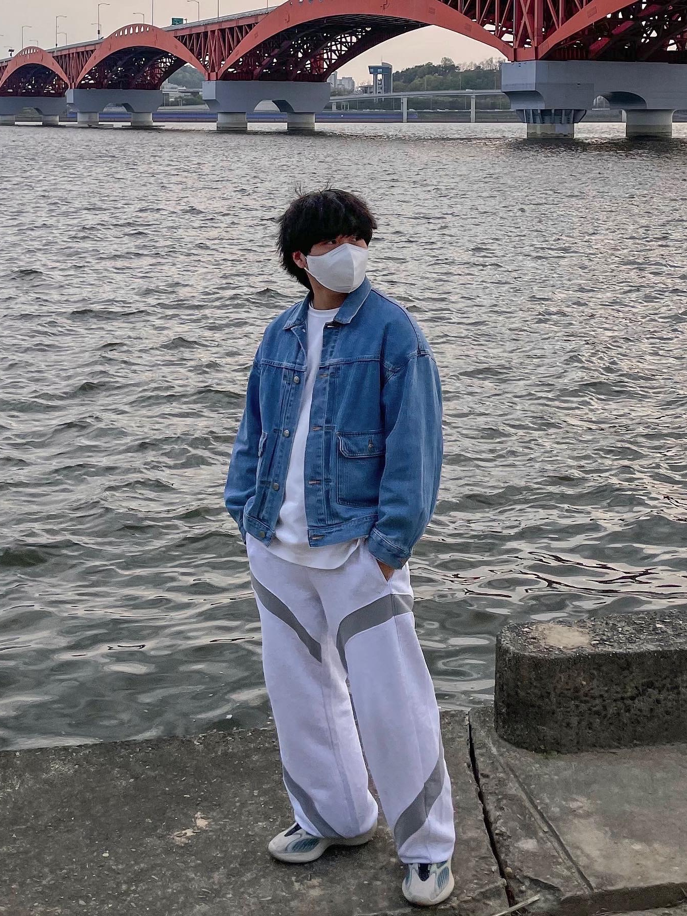 Adidas Yeezy 700 V3 Kyanite 착용 스타일 - 2