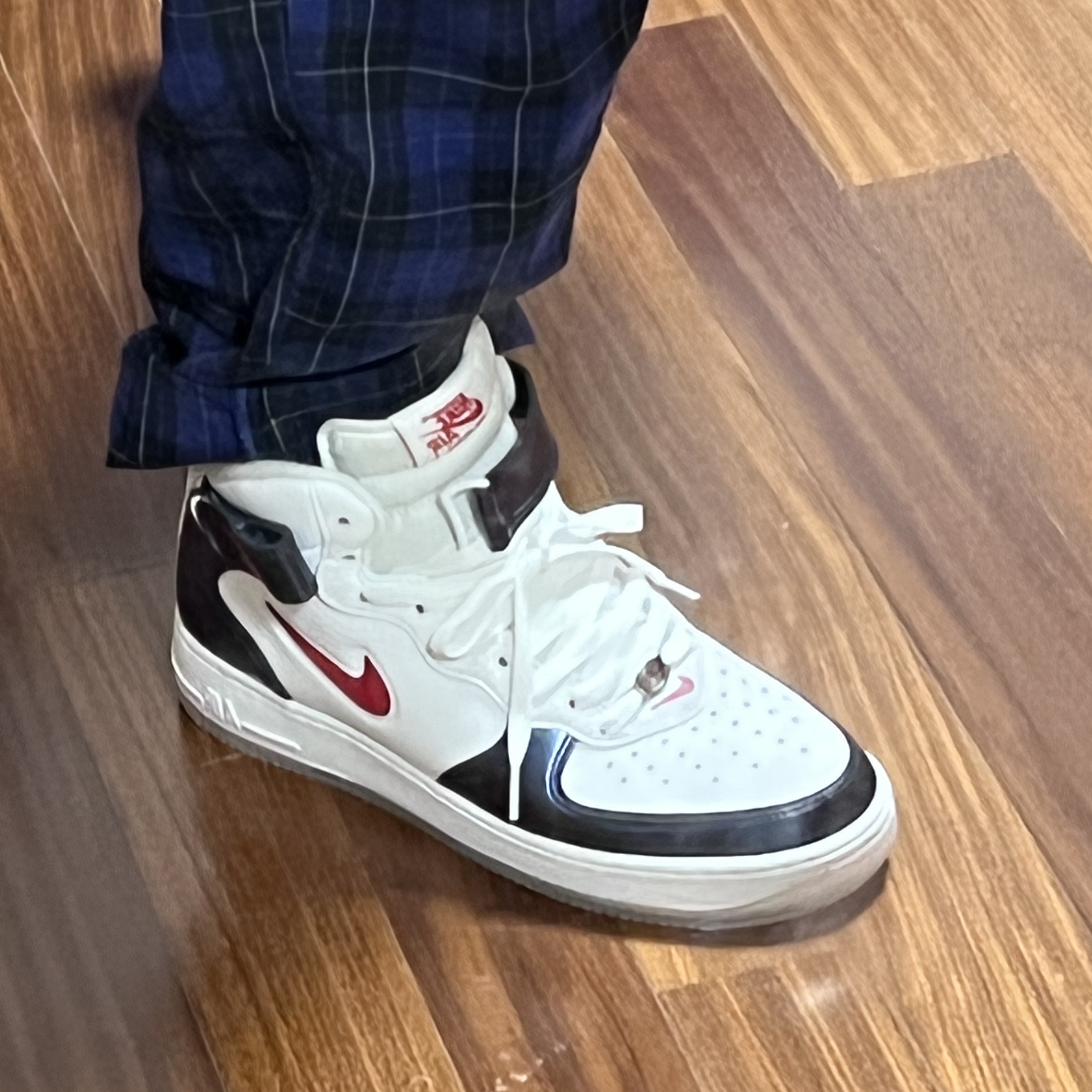 Nike Air Force 1 Mid QS University Red and Midnight Navy 착용 스타일