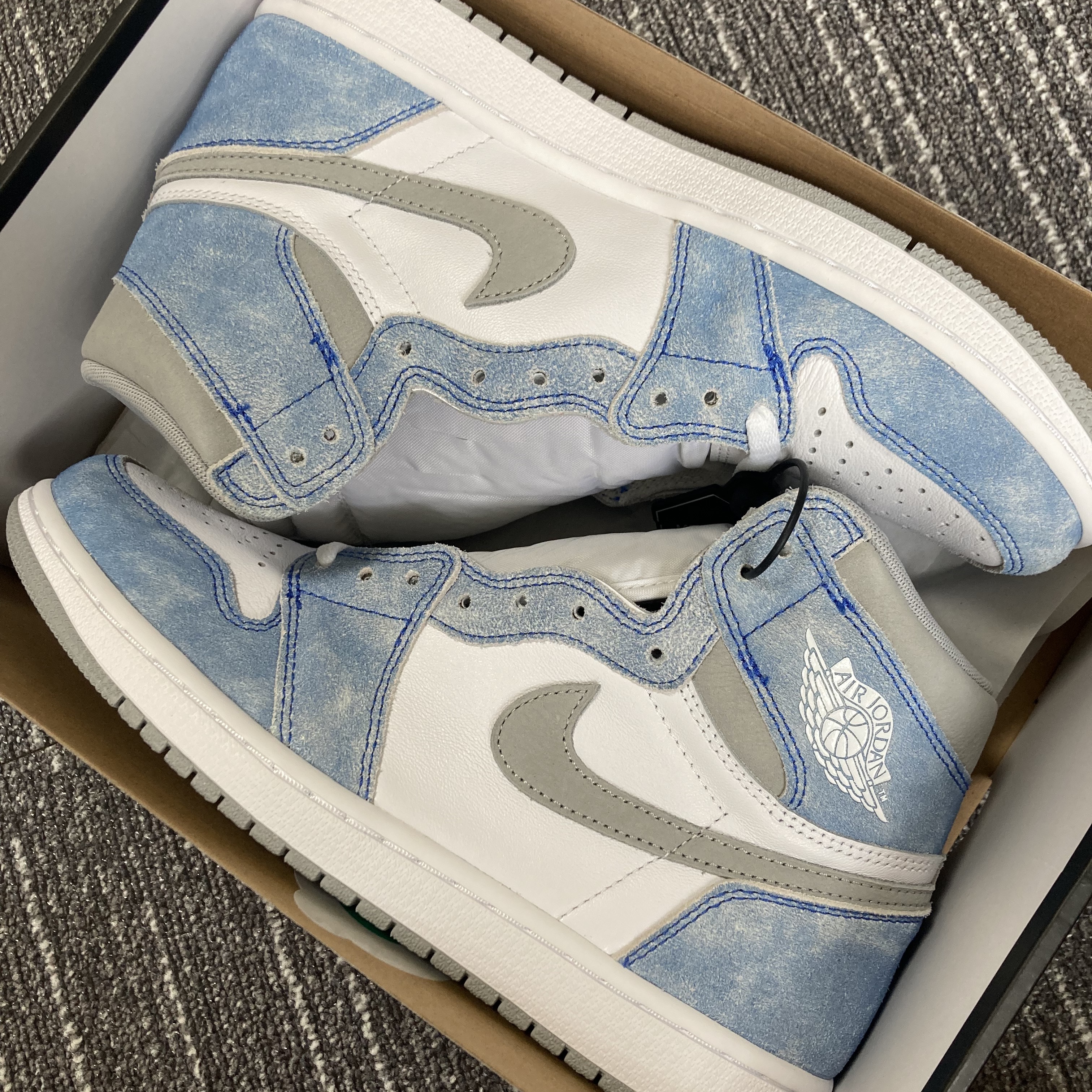 Jordan 1 Retro High OG Hyper Royal 착용 스타일
