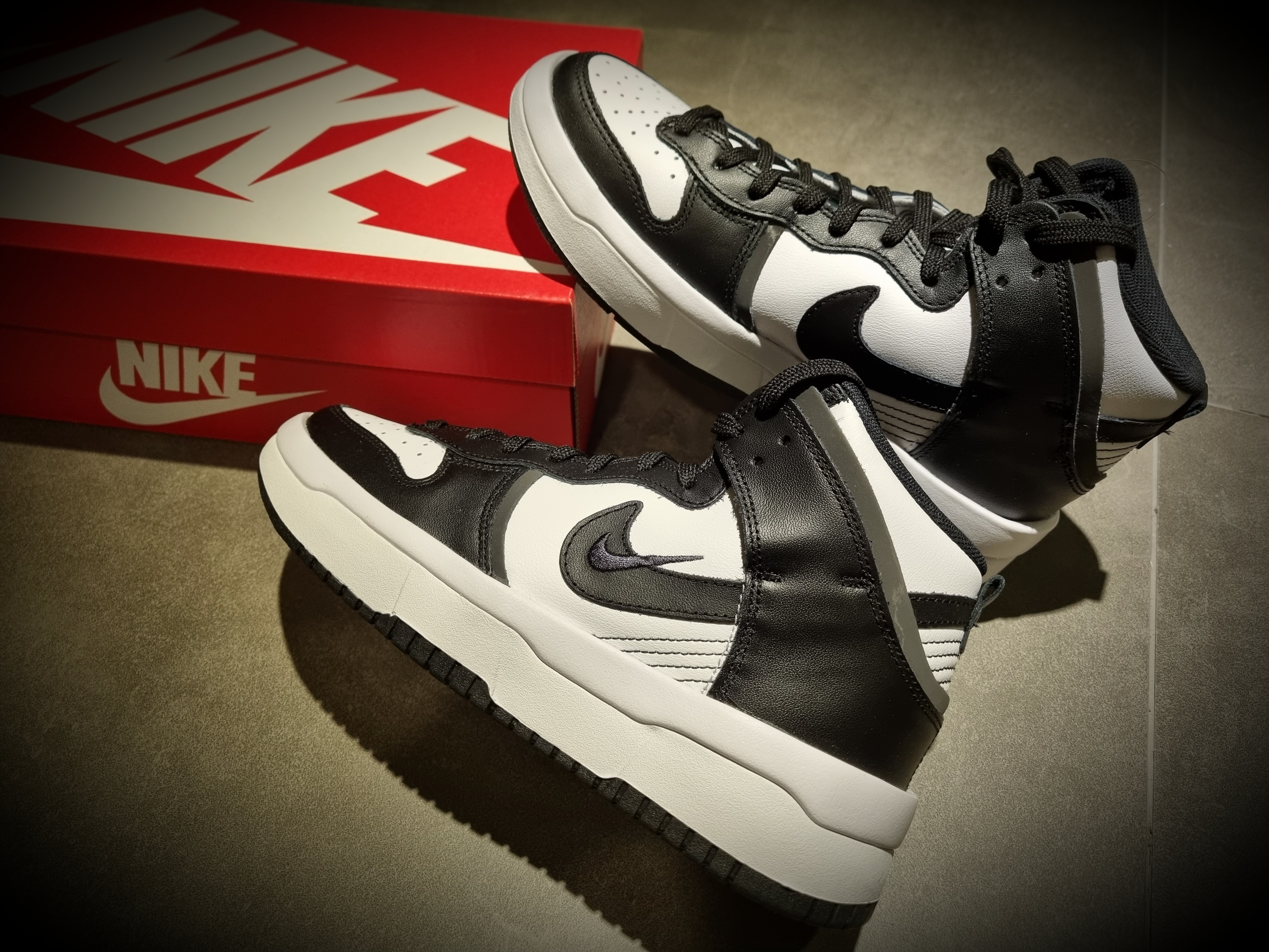 (W) Nike Dunk High Up Black and White 착용 스타일 - 4