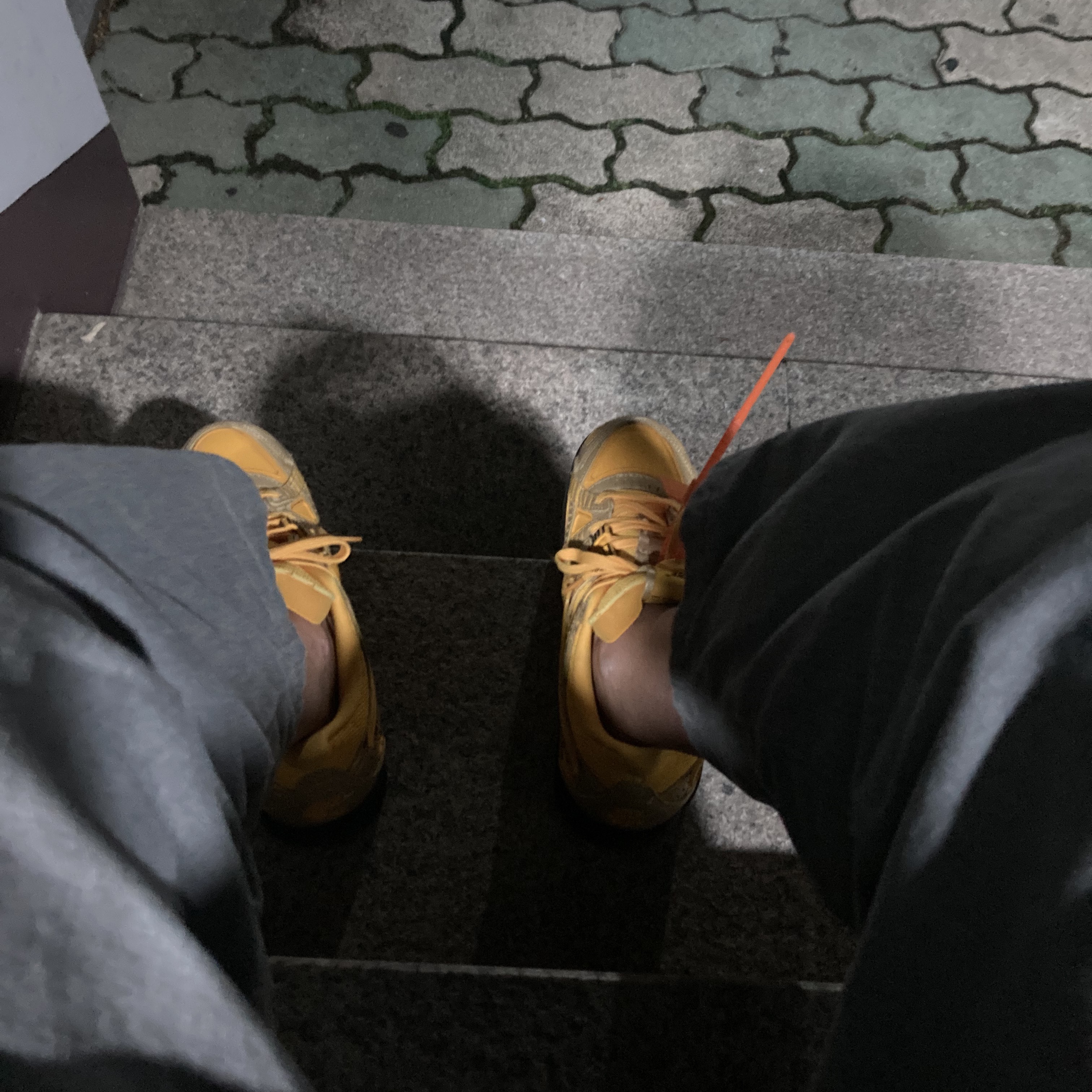 Nike x Off-White Air Rubber Dunk University Gold 착용 스타일