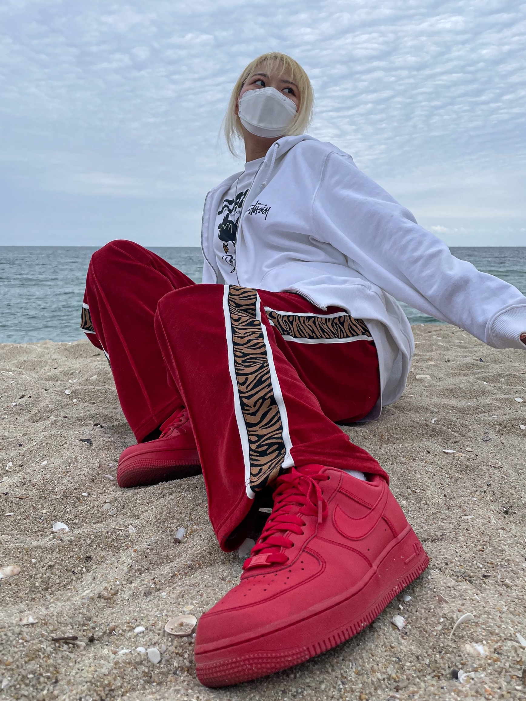 Nike Air Force 1 '07 LV8 Low 1 Triple Red 착용 스타일
