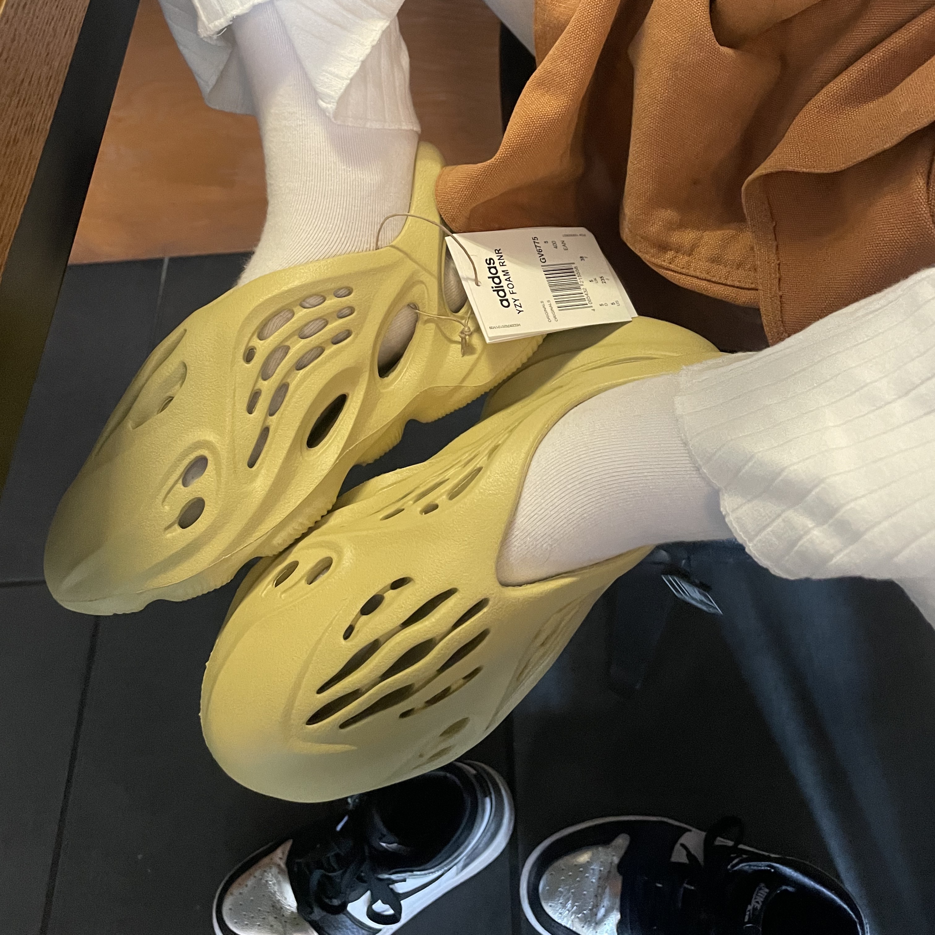 Adidas Yeezy Foam RNNR Sulfur 착용 스타일