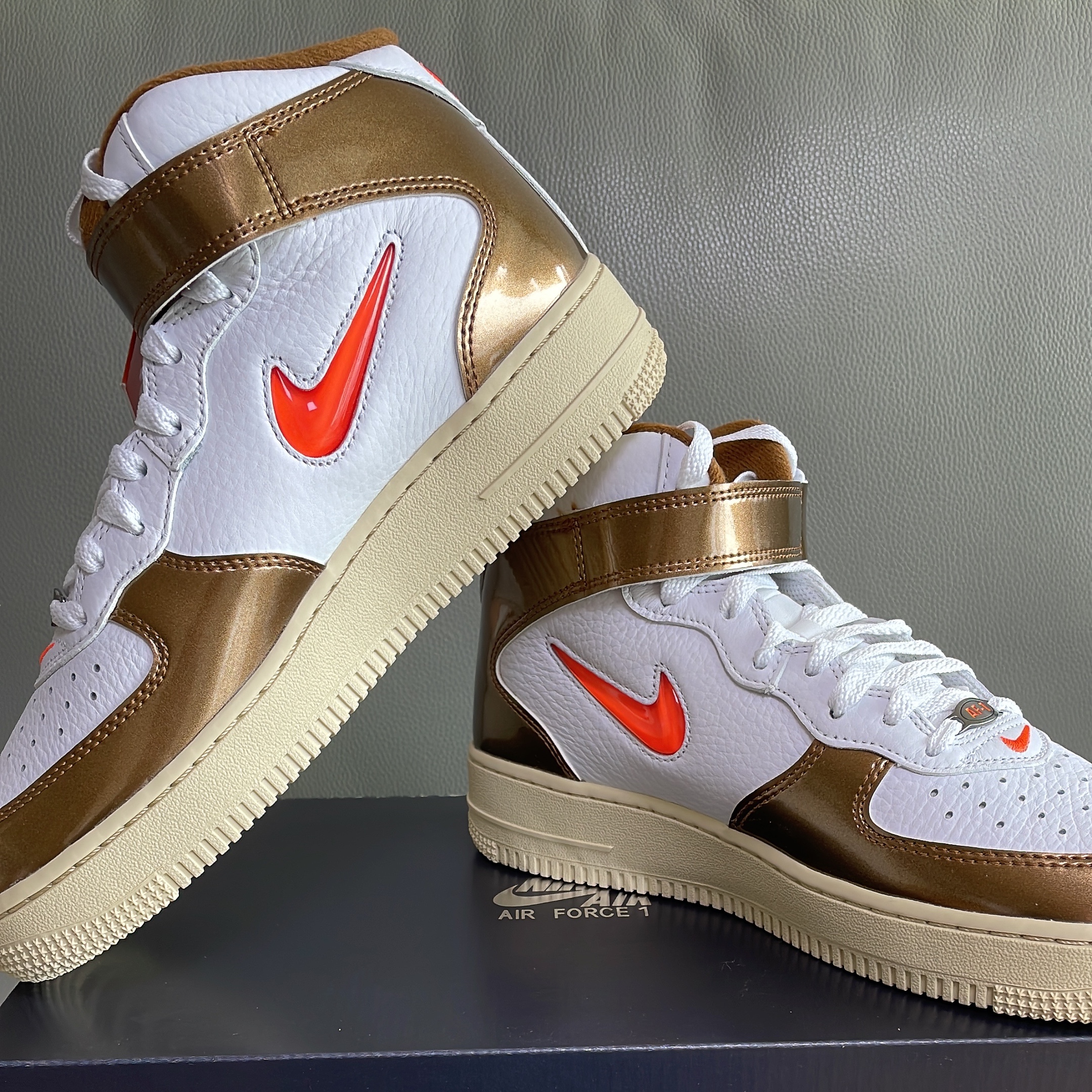 Nike Air Force 1 Mid QS Ale Brown 착용 스타일 - 4