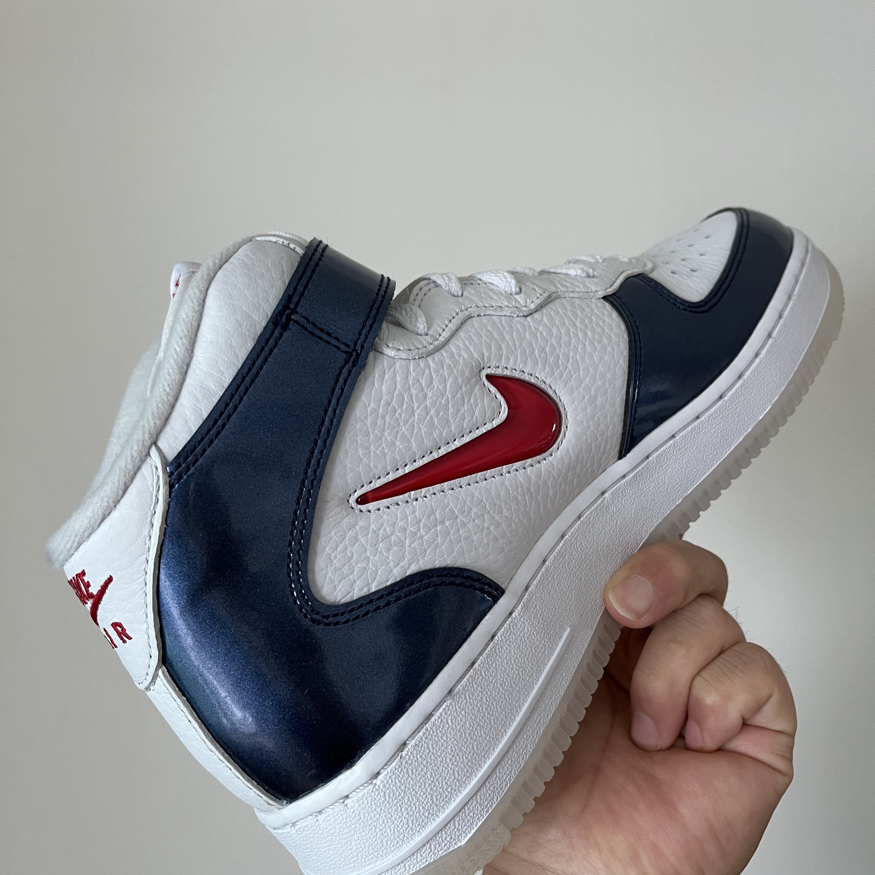 Nike Air Force 1 Mid QS University Red and Midnight Navy 착용 스타일 - 3