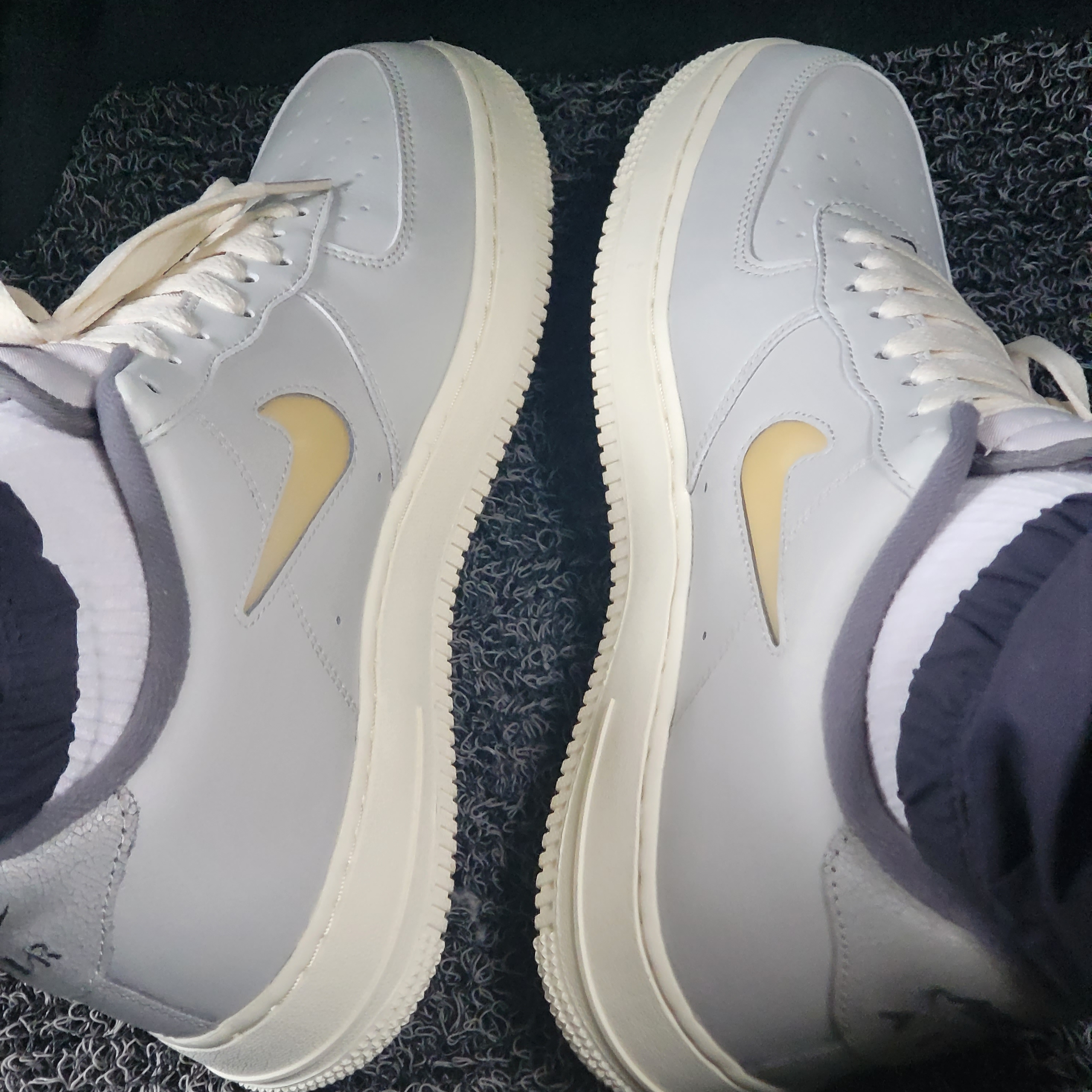 Nike Air Force 1 '07 LX Light Bone and Coconut Milk 착용 스타일