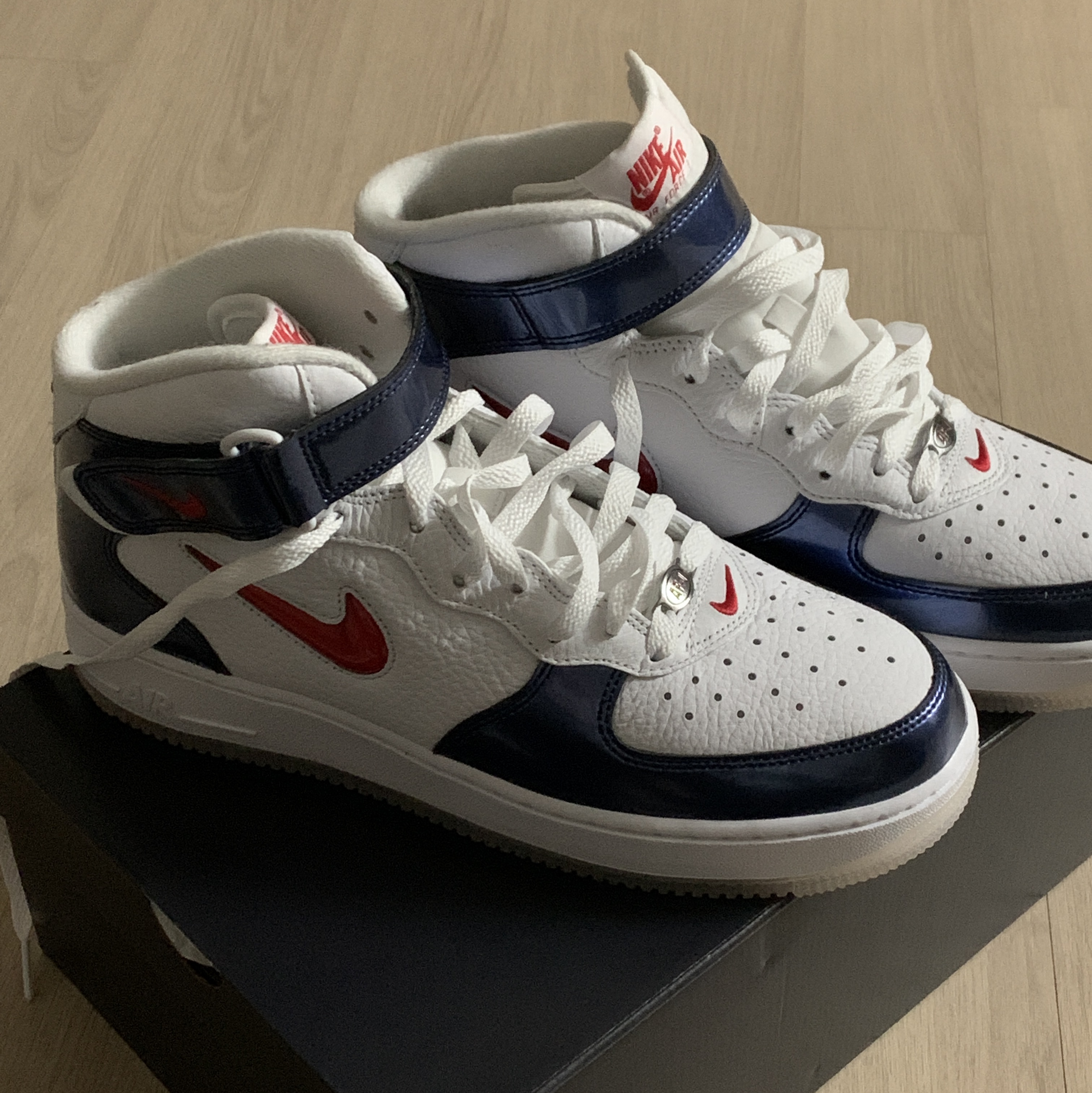 Nike Air Force 1 Mid QS University Red and Midnight Navy 착용 스타일