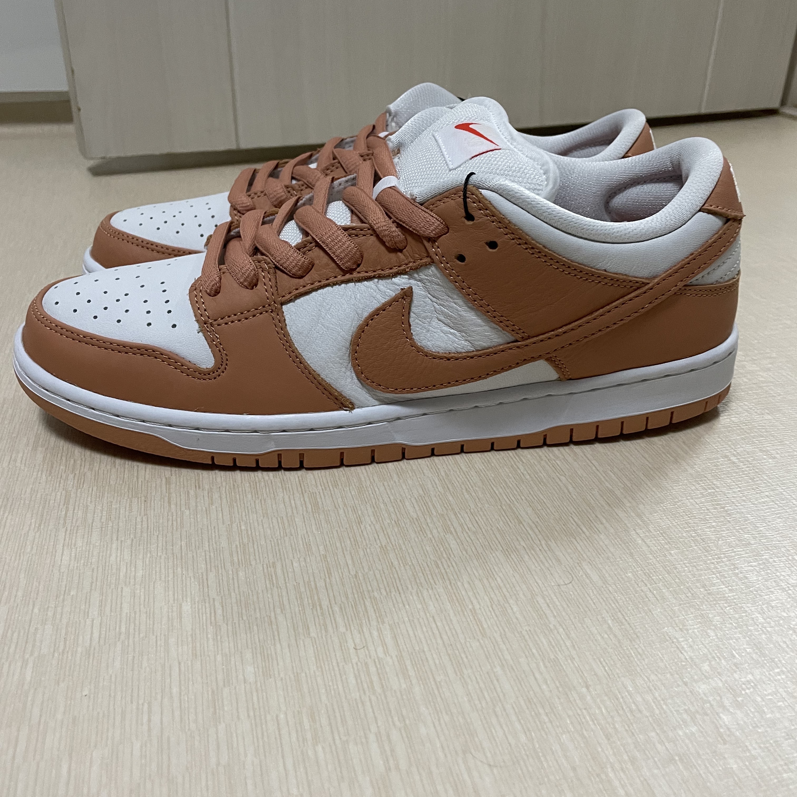 Nike SB Dunk Low Pro Light Cognac 착용 스타일 - 2