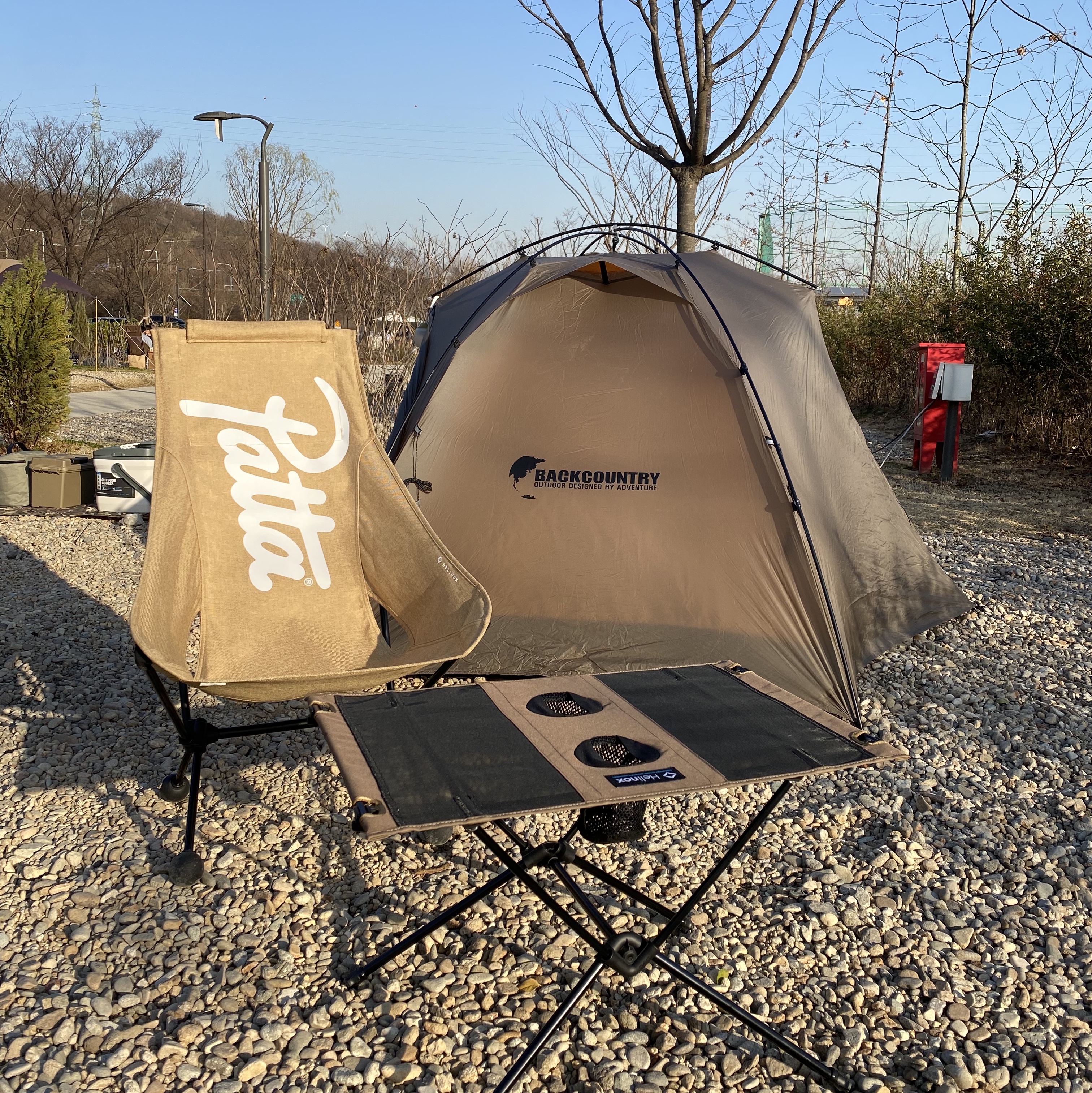 Helinox x Patta Chair 2 & Personal Shade, Helinox Table One Coyote Tan 착용 스타일