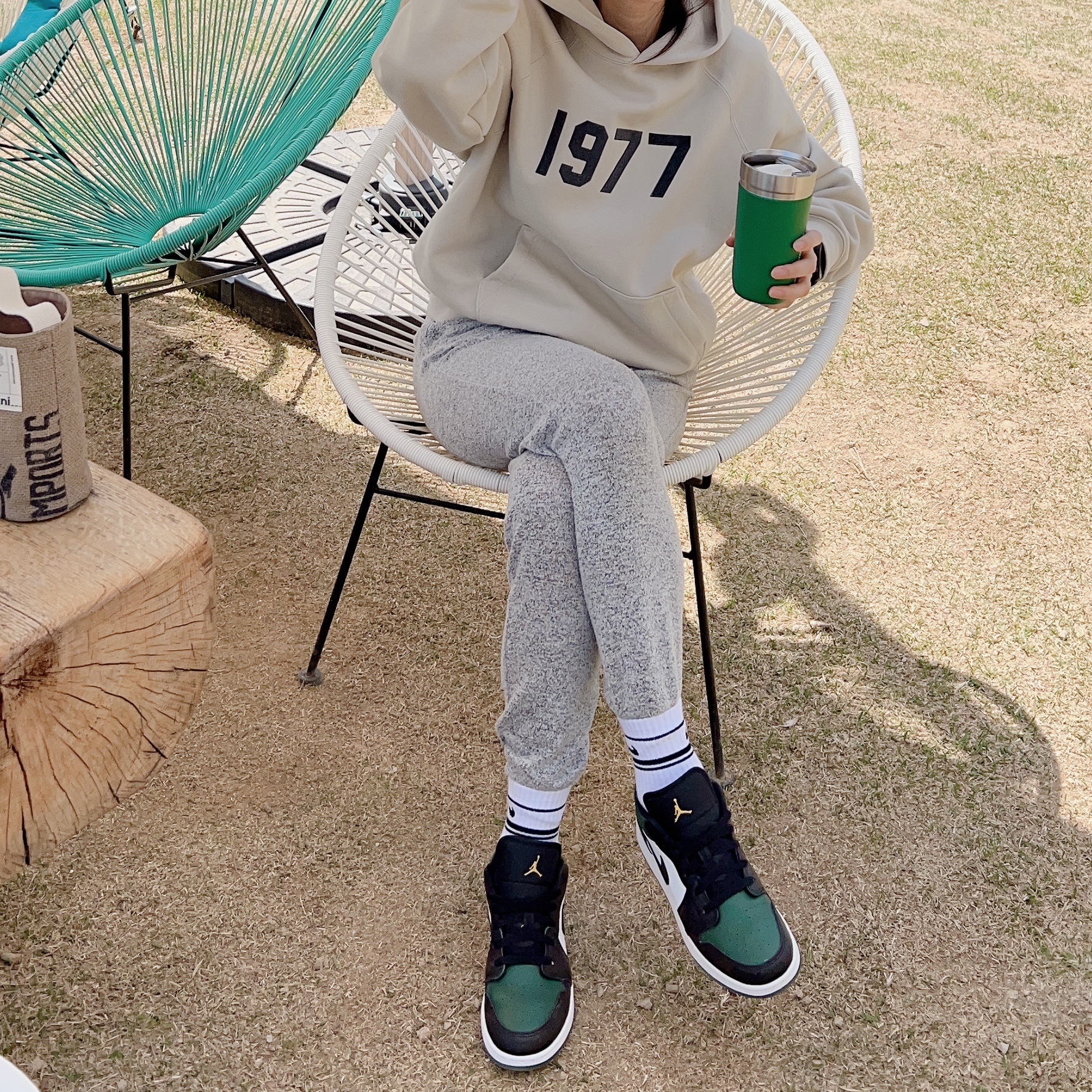 Essentials 1977 Hoodie Wheat - 22SS, Jordan 1 Low Green Toe 착용 스타일