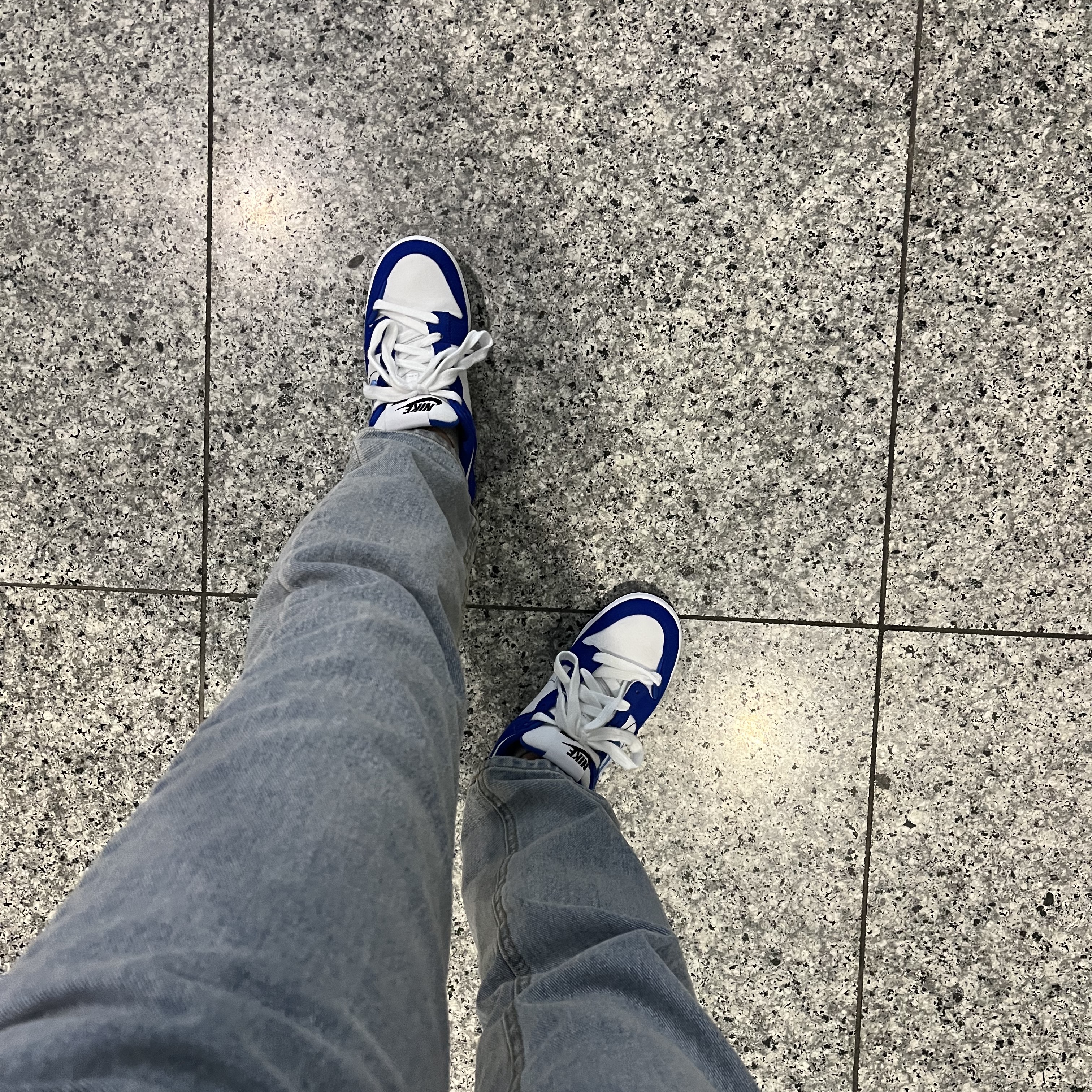 (W) Nike Dunk Low Disrupt 2 White and University Blue 착용 스타일 - 2