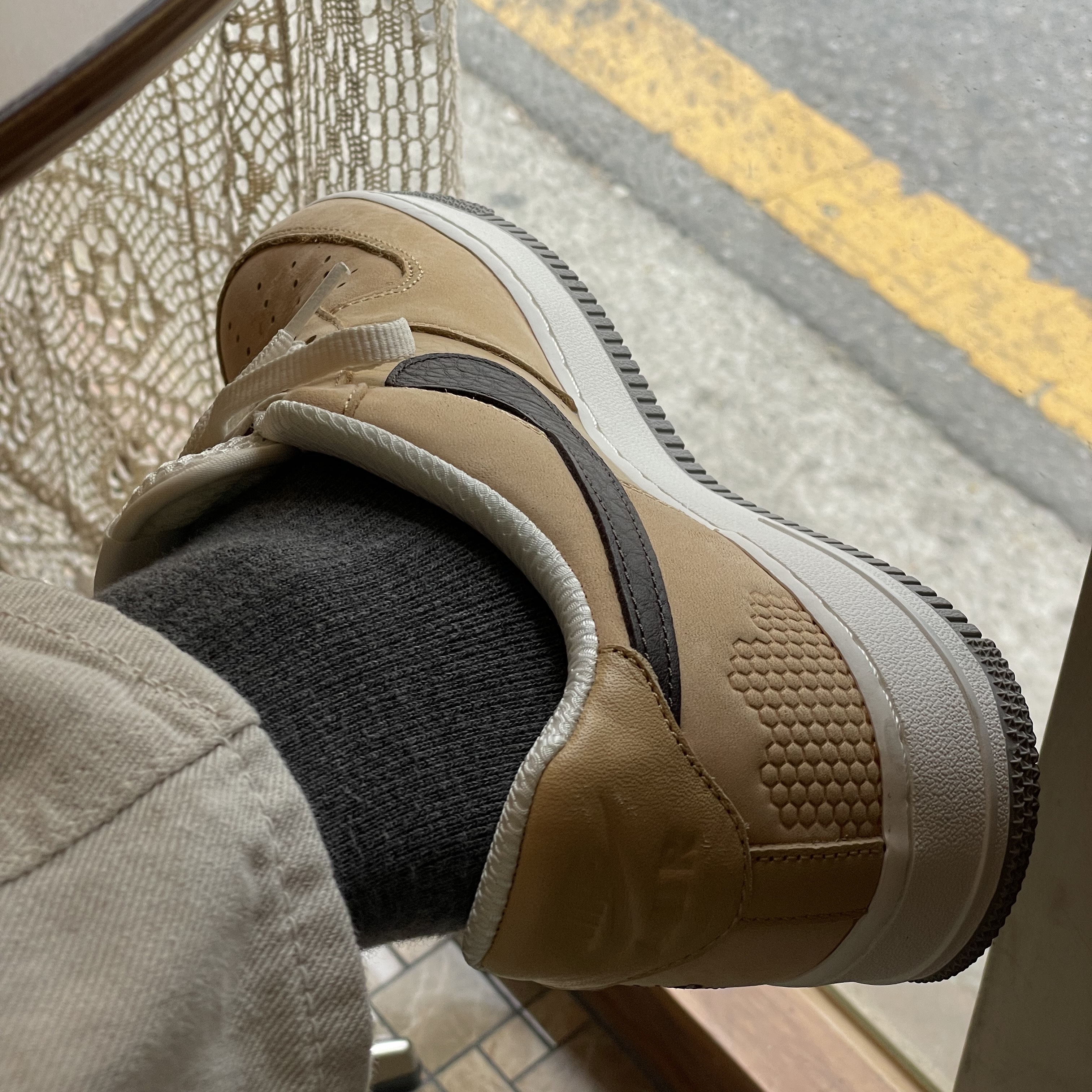 Nike Air Force 1 Low Premium Manchester Bee 착용 스타일