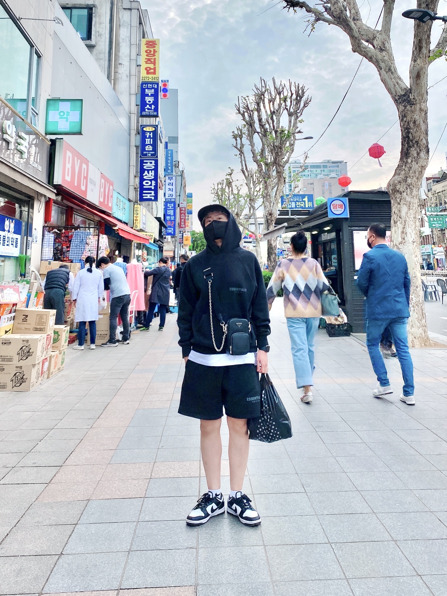 Essentials The Core Collection Pullover Hoodie Black, Essentials x New Era Retro Crown Strapback Black 착용 스타일