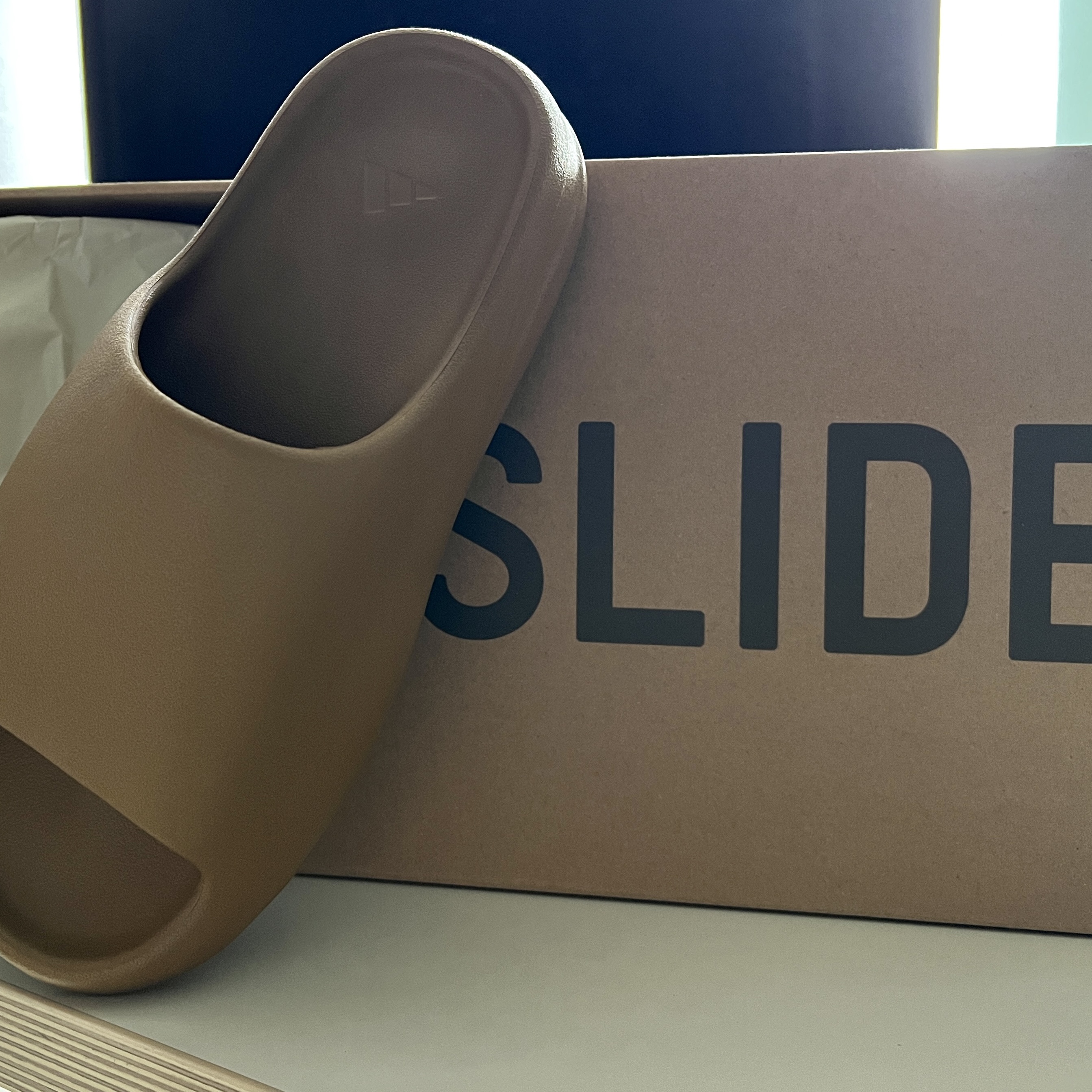 Adidas Yeezy Slide Ochre 착용 스타일
