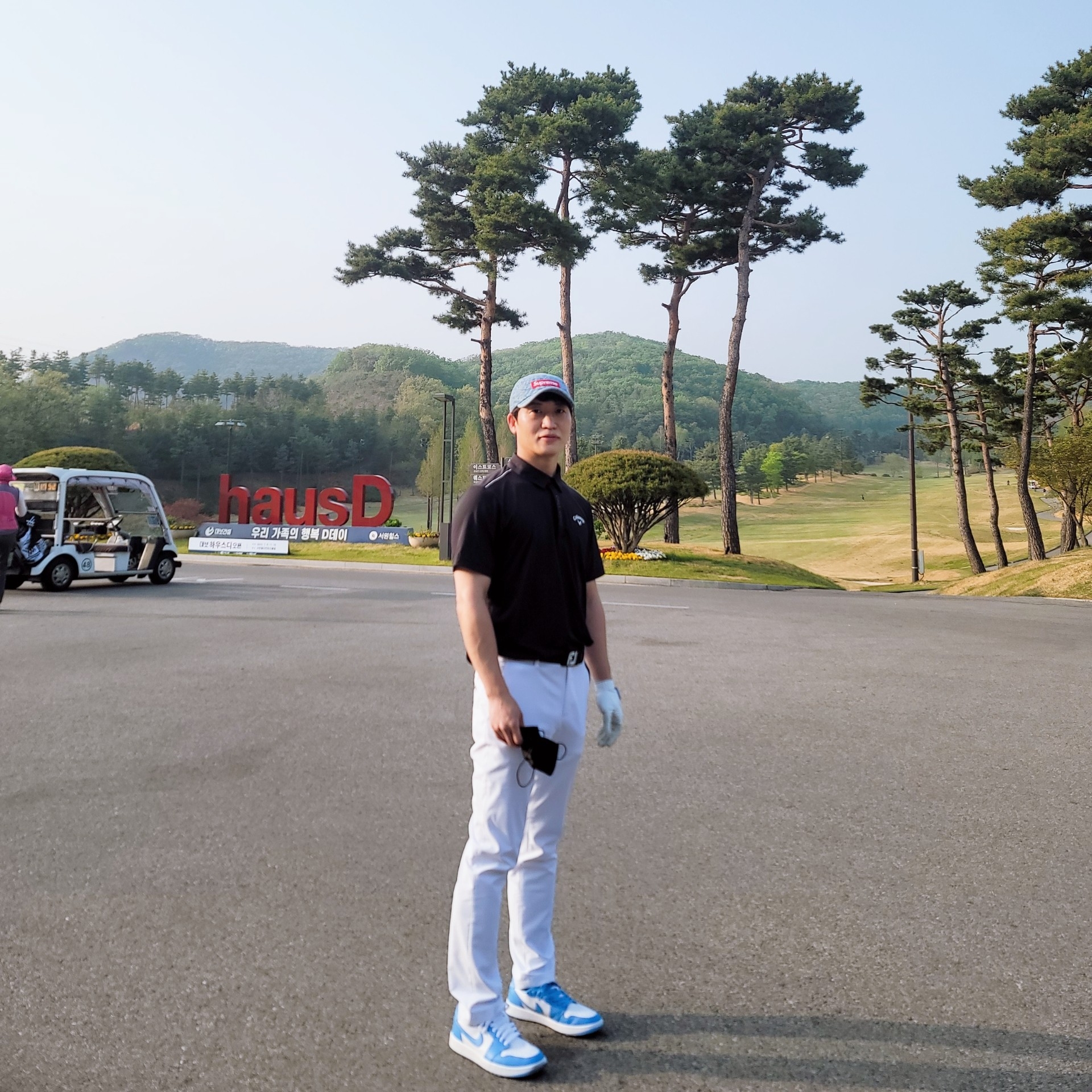 Jordan 1 Low Golf White and University Blue 착용 스타일