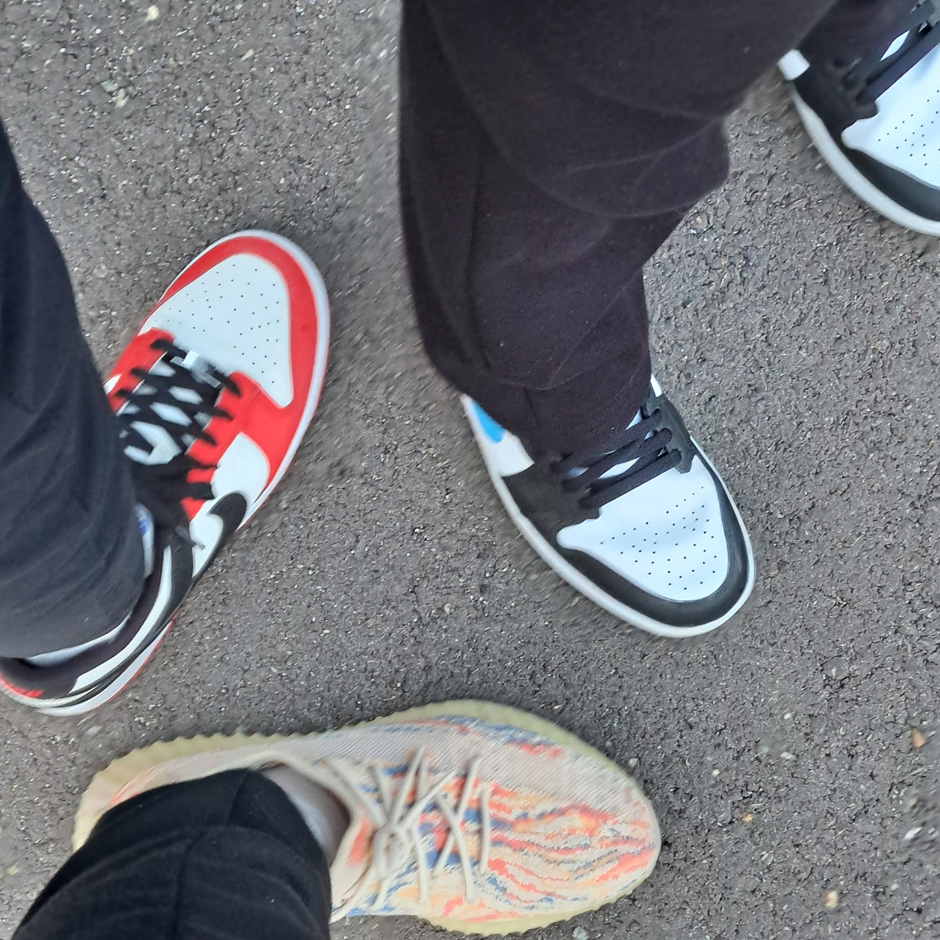 Nike x NBA Dunk Low Retro EMB Black and Chile Red, (W) Jordan 1 Low Black University Blue 착용 스타일