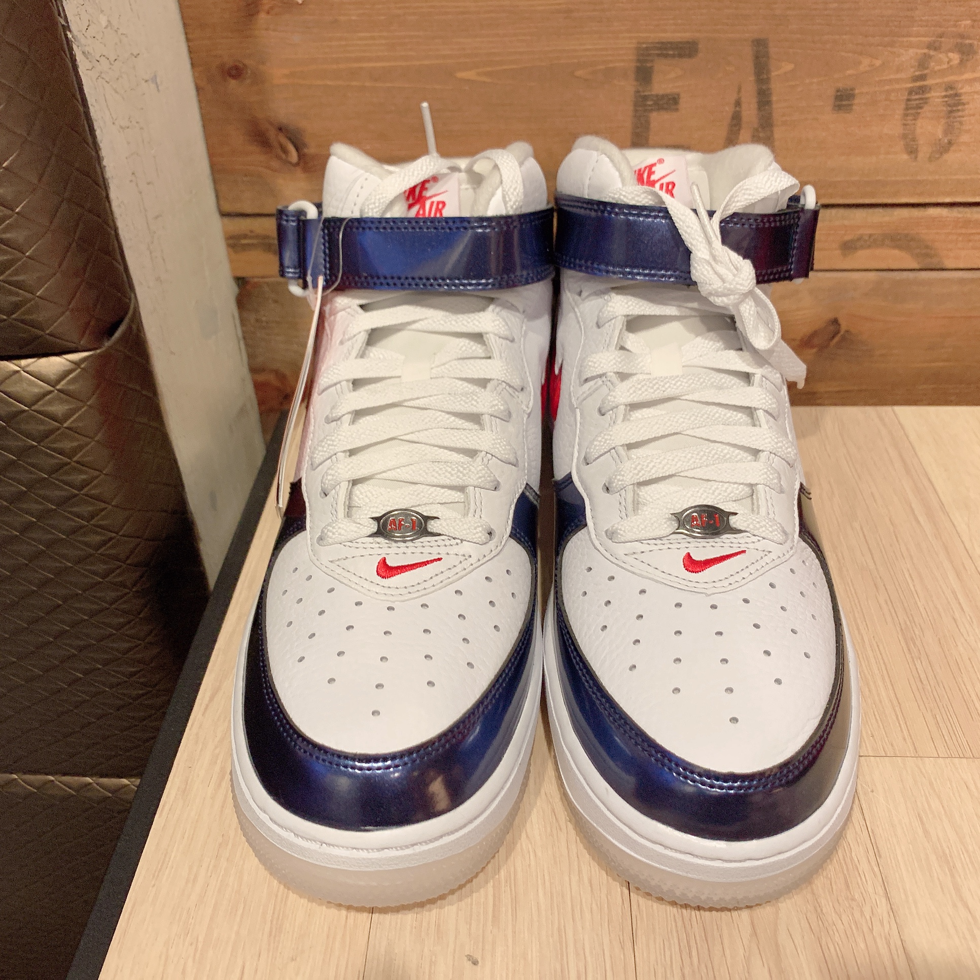 Nike Air Force 1 Mid QS University Red and Midnight Navy 착용 스타일 - 3
