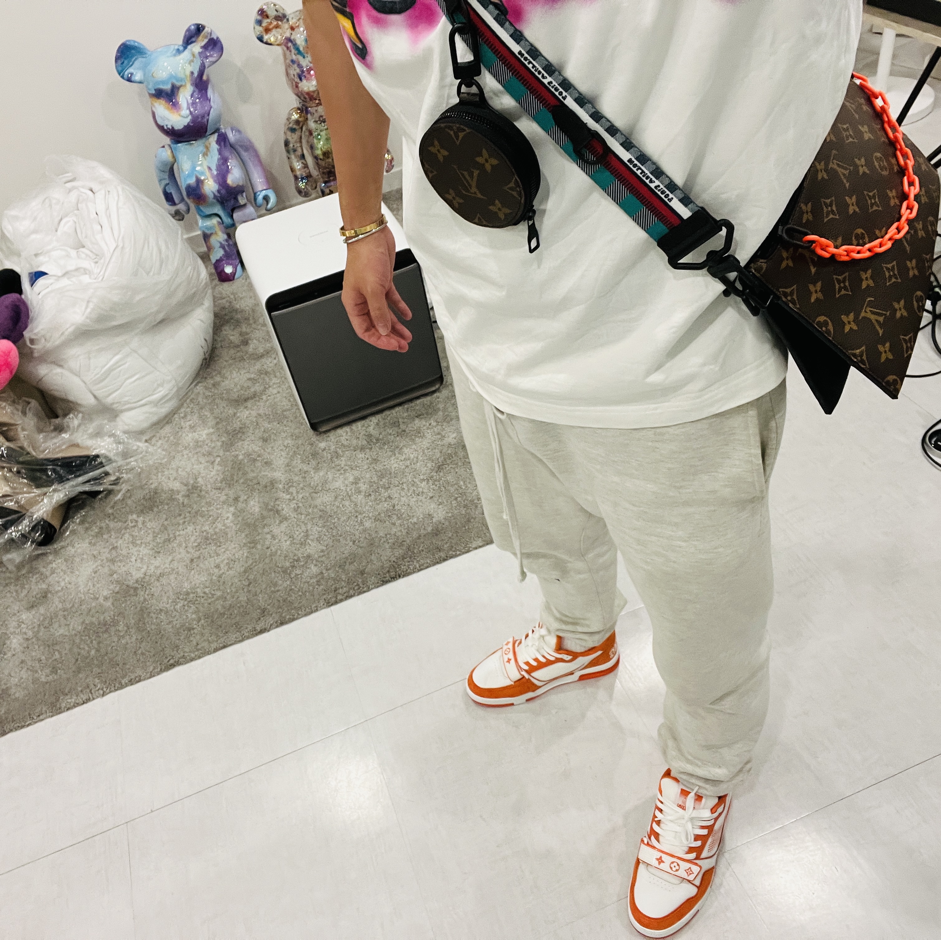 Louis Vuitton Velcro Strap LV Trainer Sneaeker Monogram Denim Orange, Bearbrick Marble 1000% 착용 스타일 - 1
