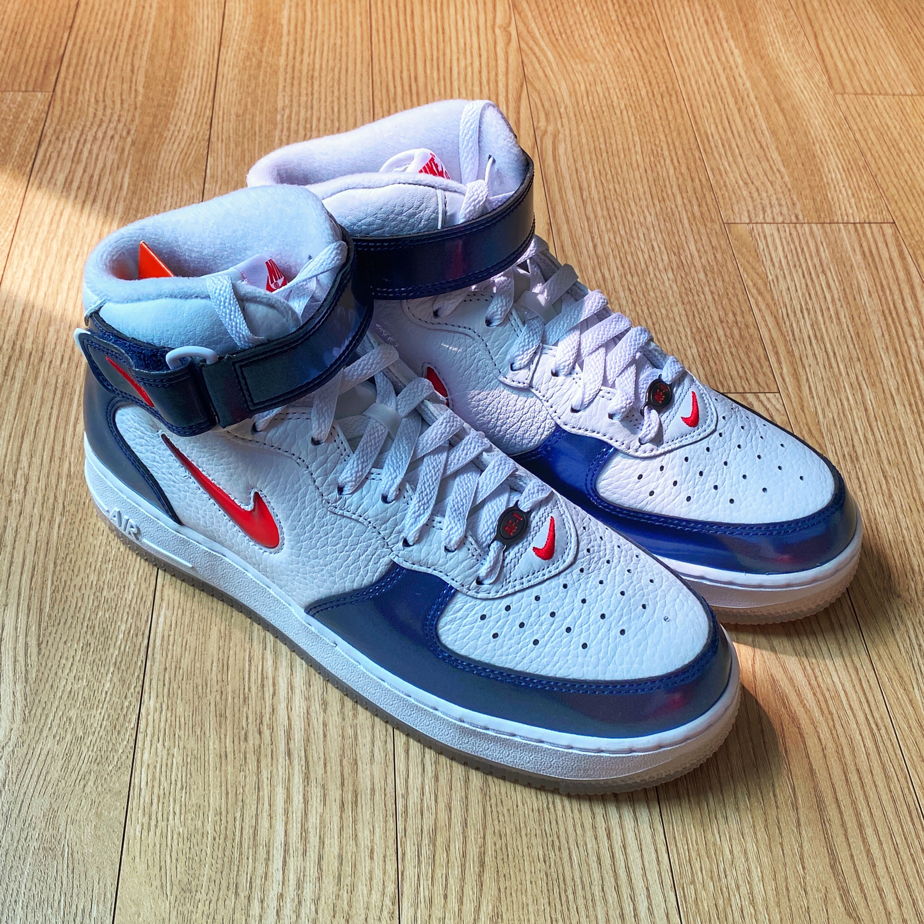 Nike Air Force 1 Mid QS University Red and Midnight Navy 착용 스타일