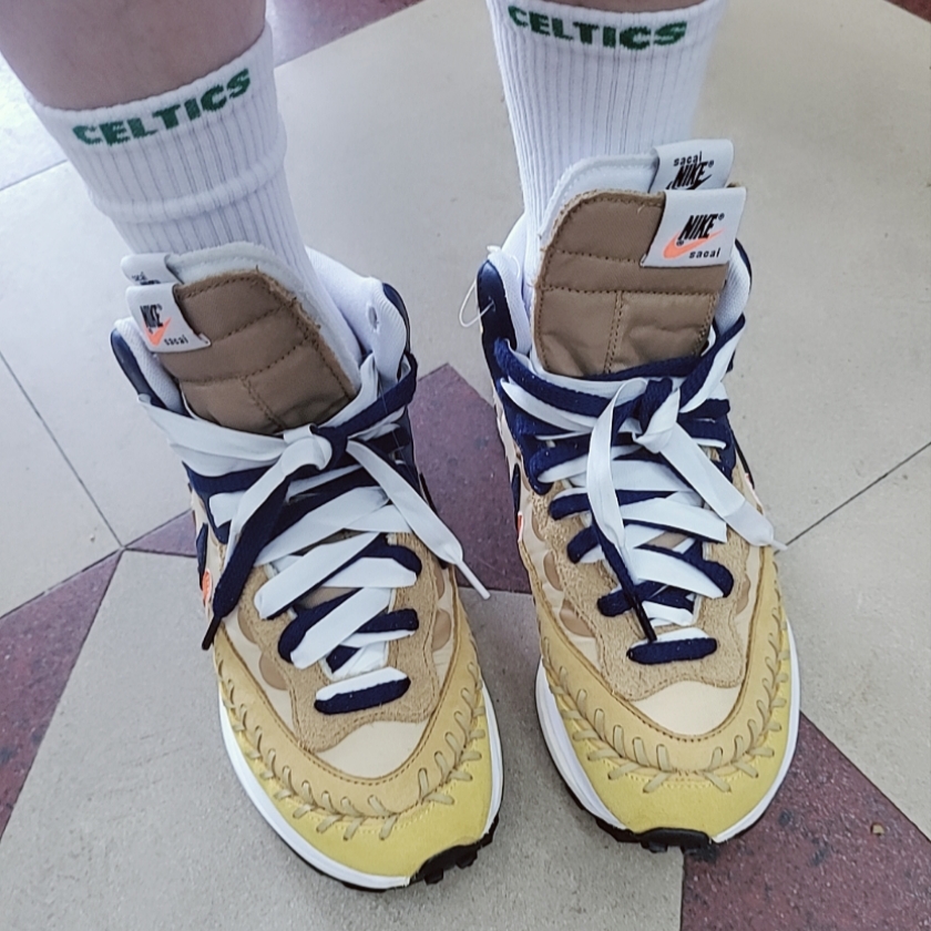 Nike x Sacai x Jean Paul Gaultier VaporWaffle Sesame Blue Void 착용 스타일 - 3