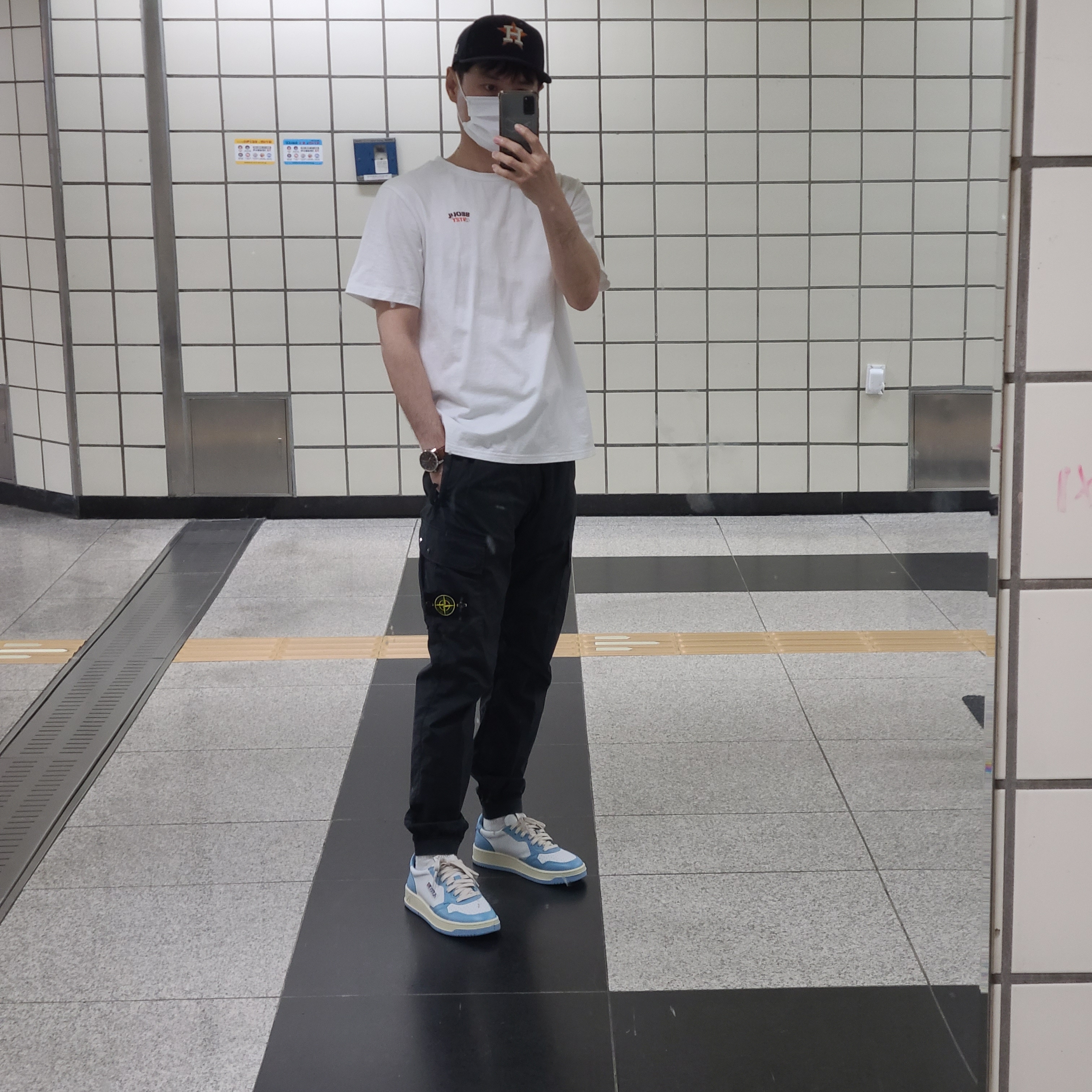 (W) Autry Medalist Low Leather Sneakers Light Blue White 착용 스타일
