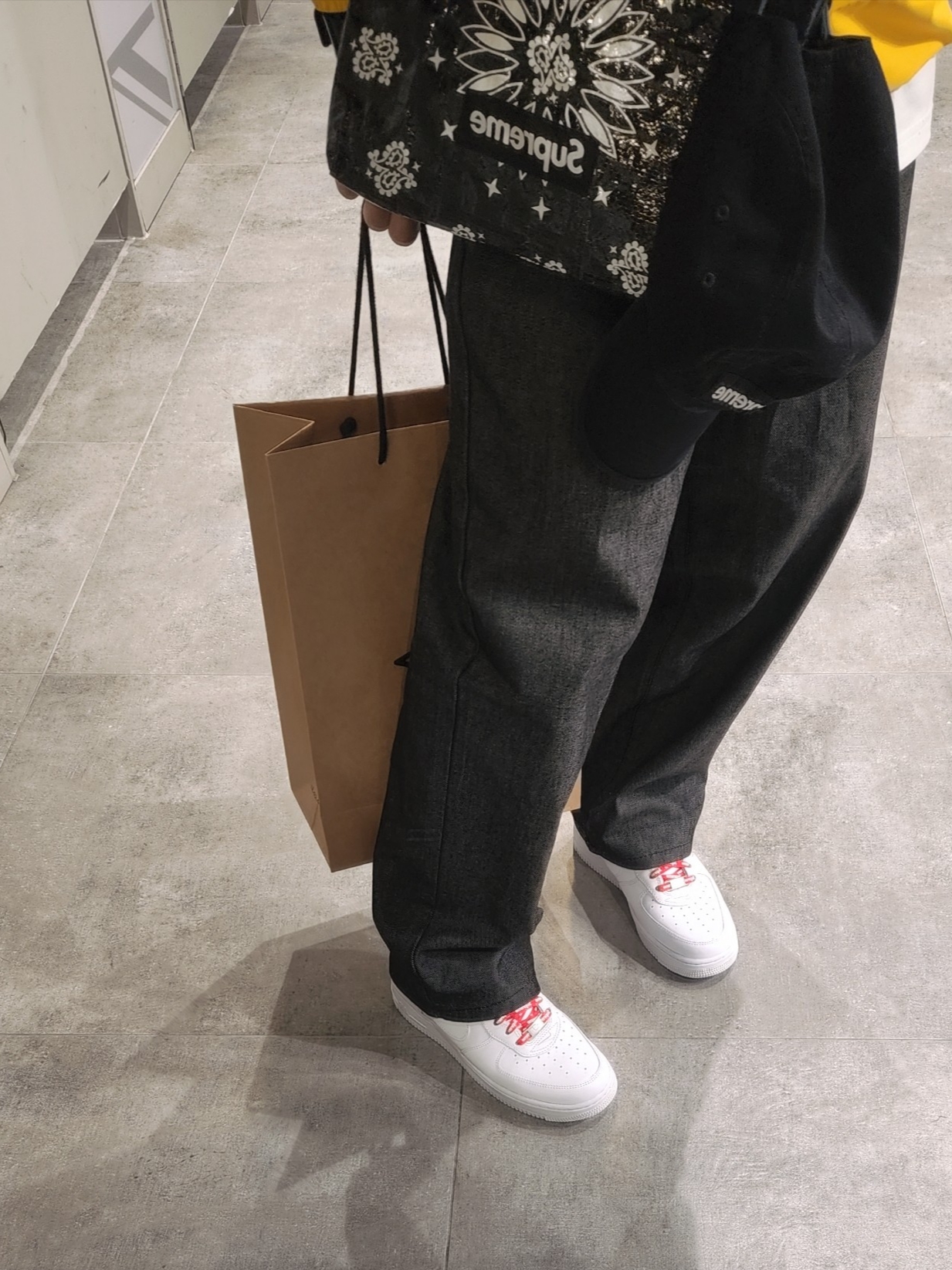 Nike x Supreme Air Force 1 Low White, Supreme Washed Chino Twill Camp Cap Black 착용 스타일 - 2
