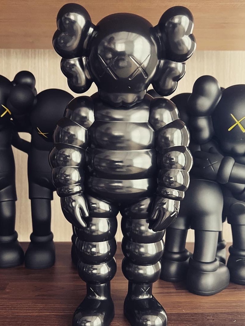 Kaws What Party Figure Black 착용 스타일
