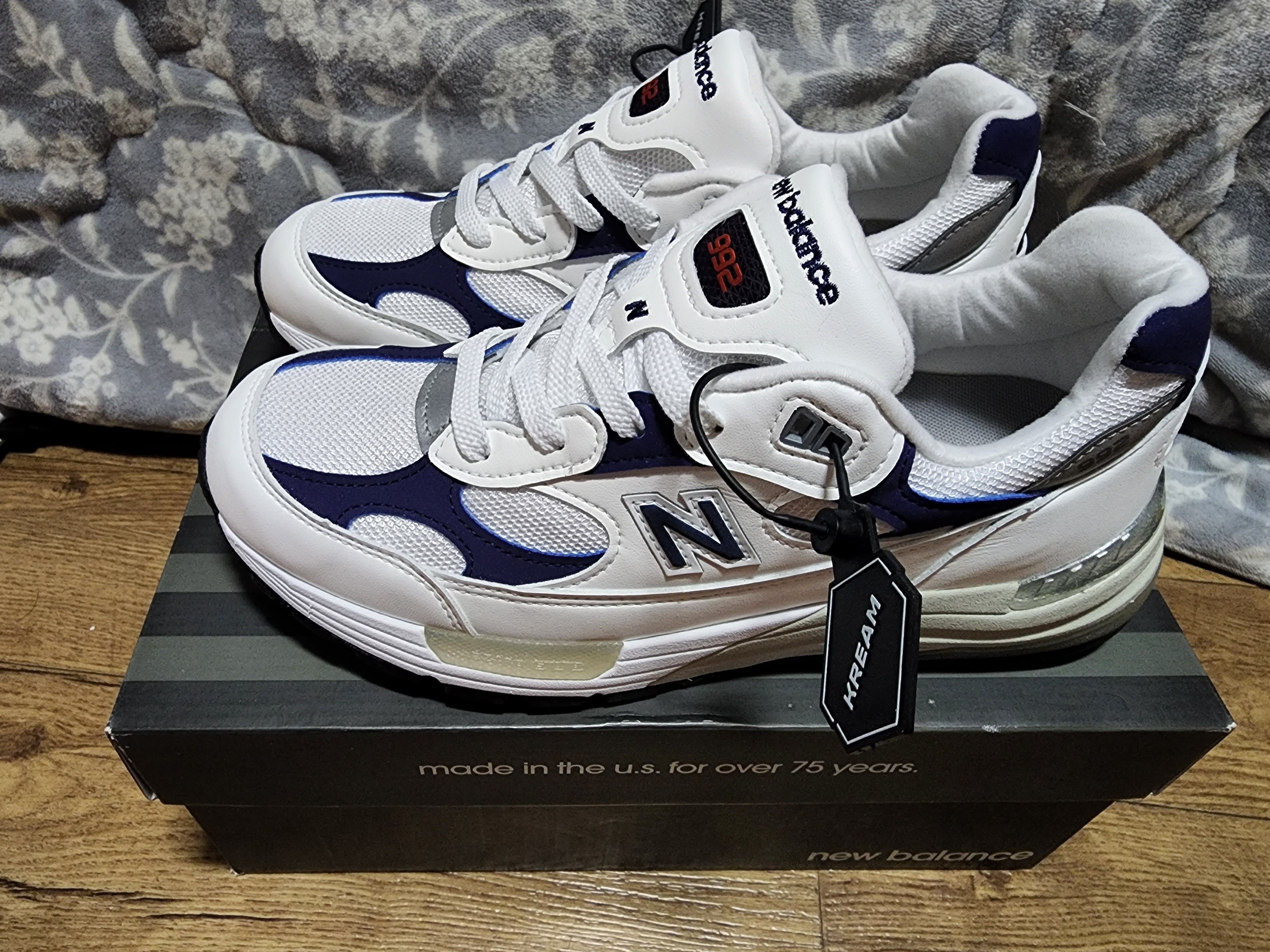 New Balance 992 Made in USA White Navy 착용 스타일 - 2