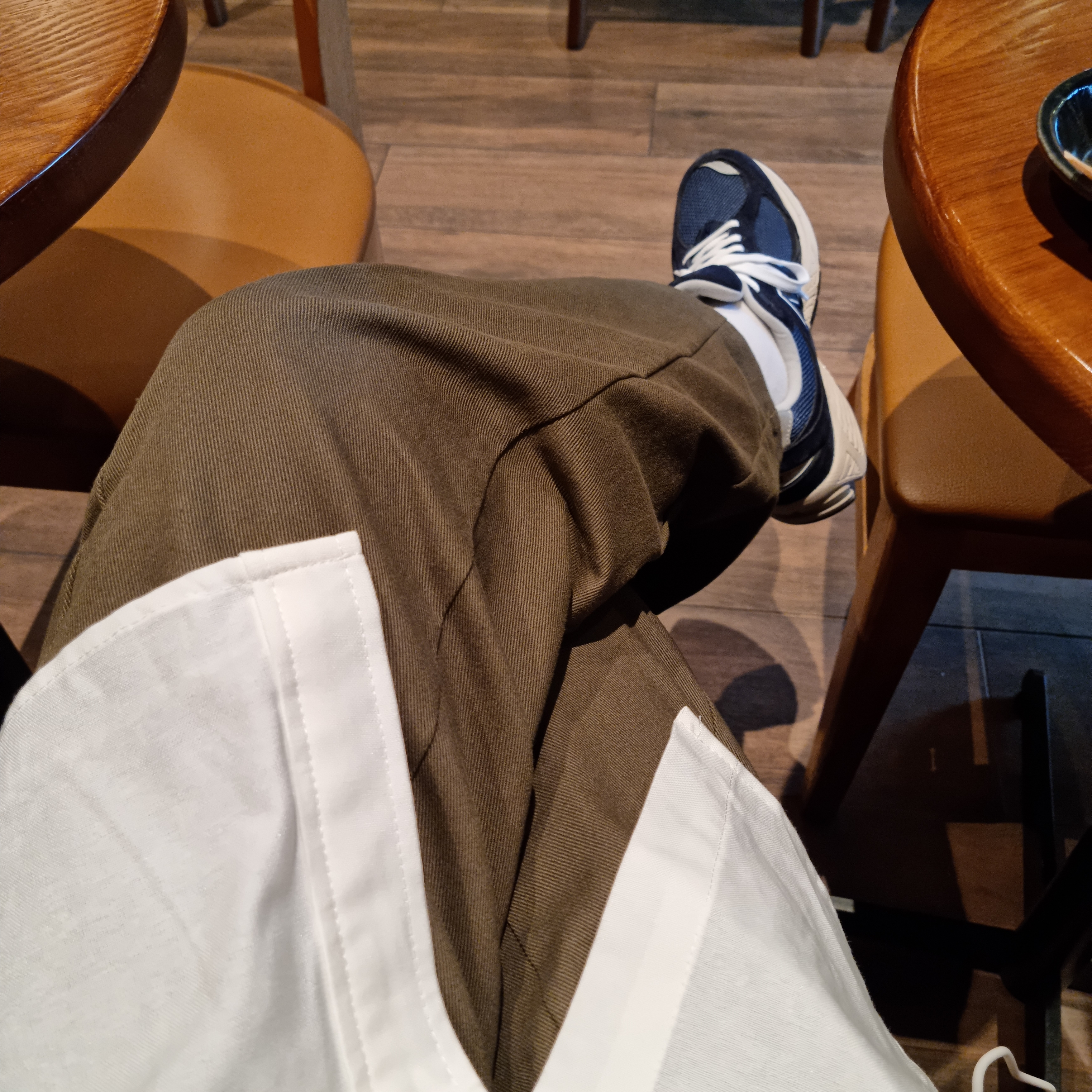New Balance 2002R Navy 착용 스타일