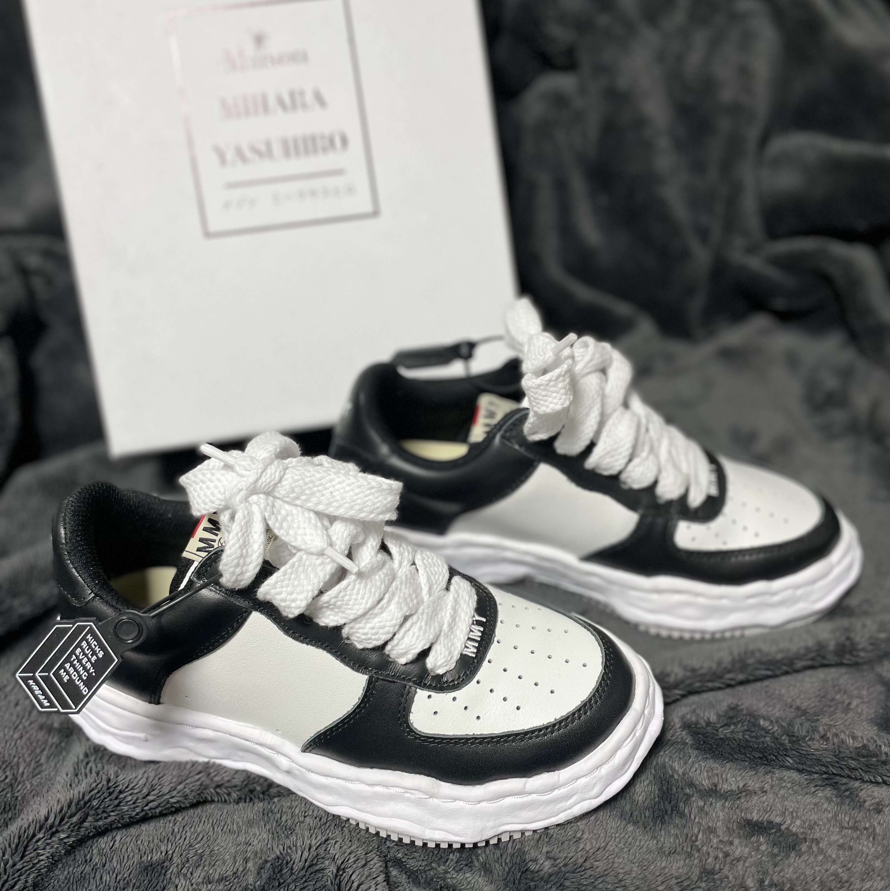 Maison Mihara Yasuhiro Wayne OG Sole Leather Low-top Sneakers Black White 착용 스타일