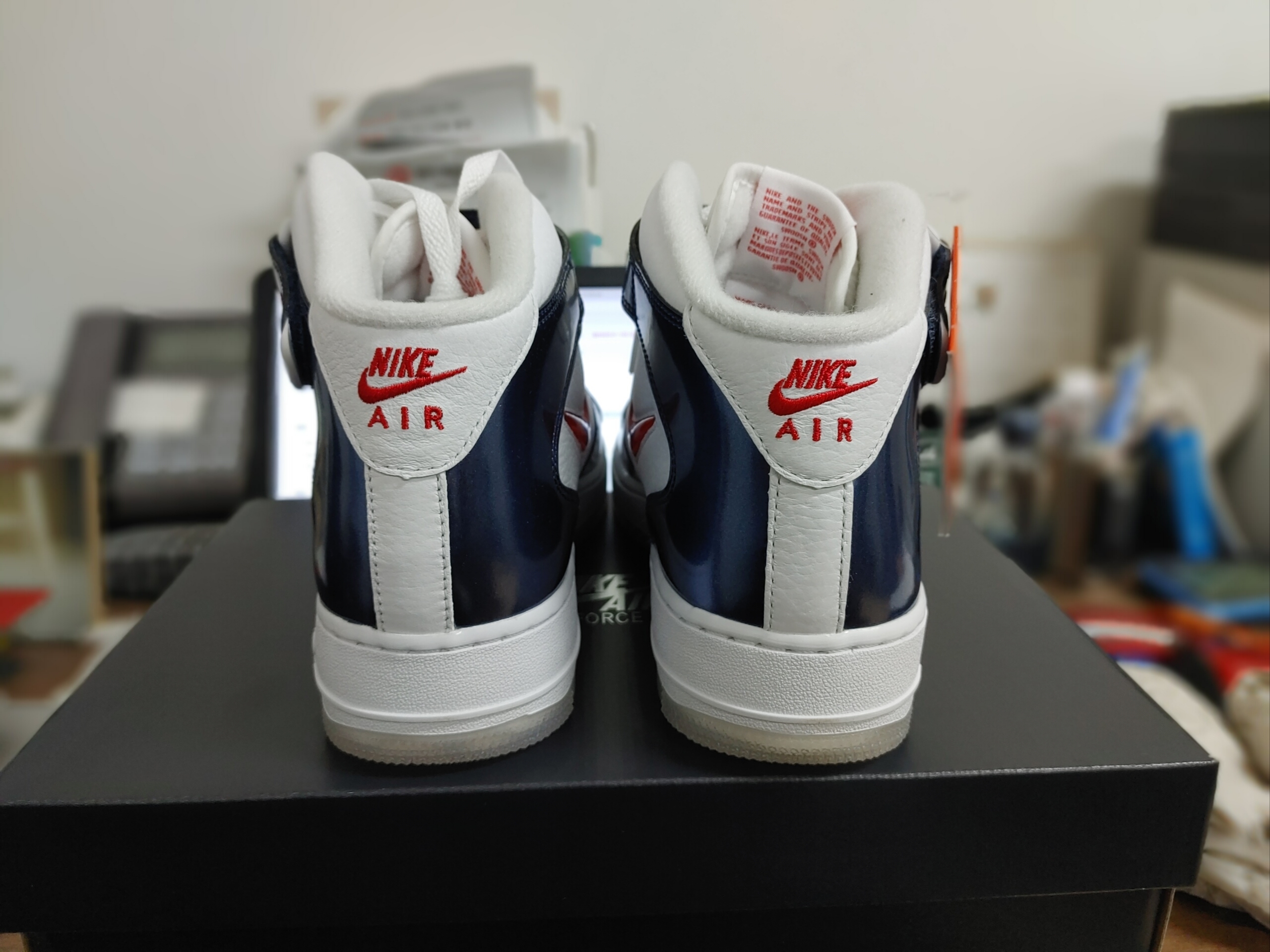 Nike Air Force 1 Mid QS University Red and Midnight Navy 착용 스타일 - 3