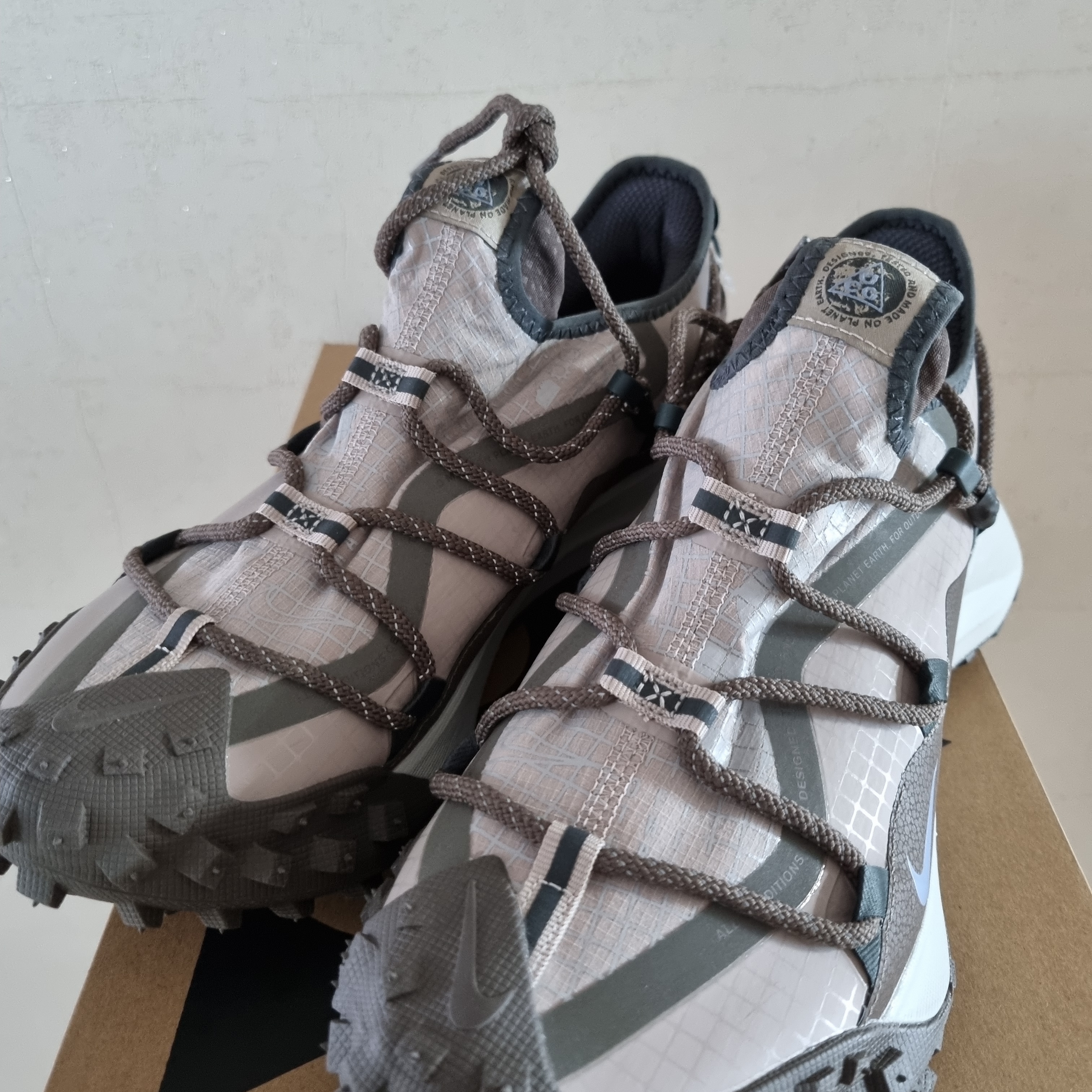 Nike ACG Mountain Fly Low Ironstone 착용 스타일