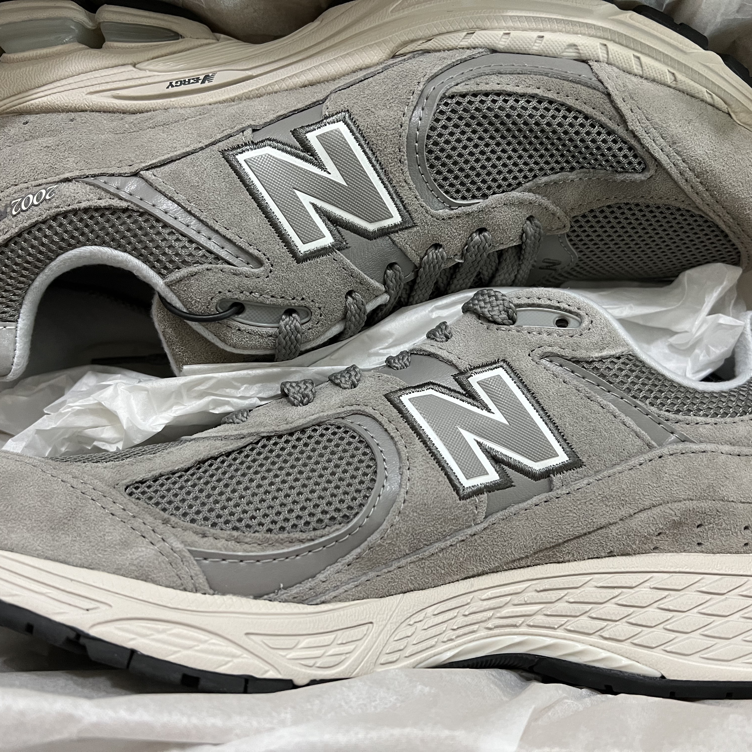New Balance 2002R Grey 착용 스타일