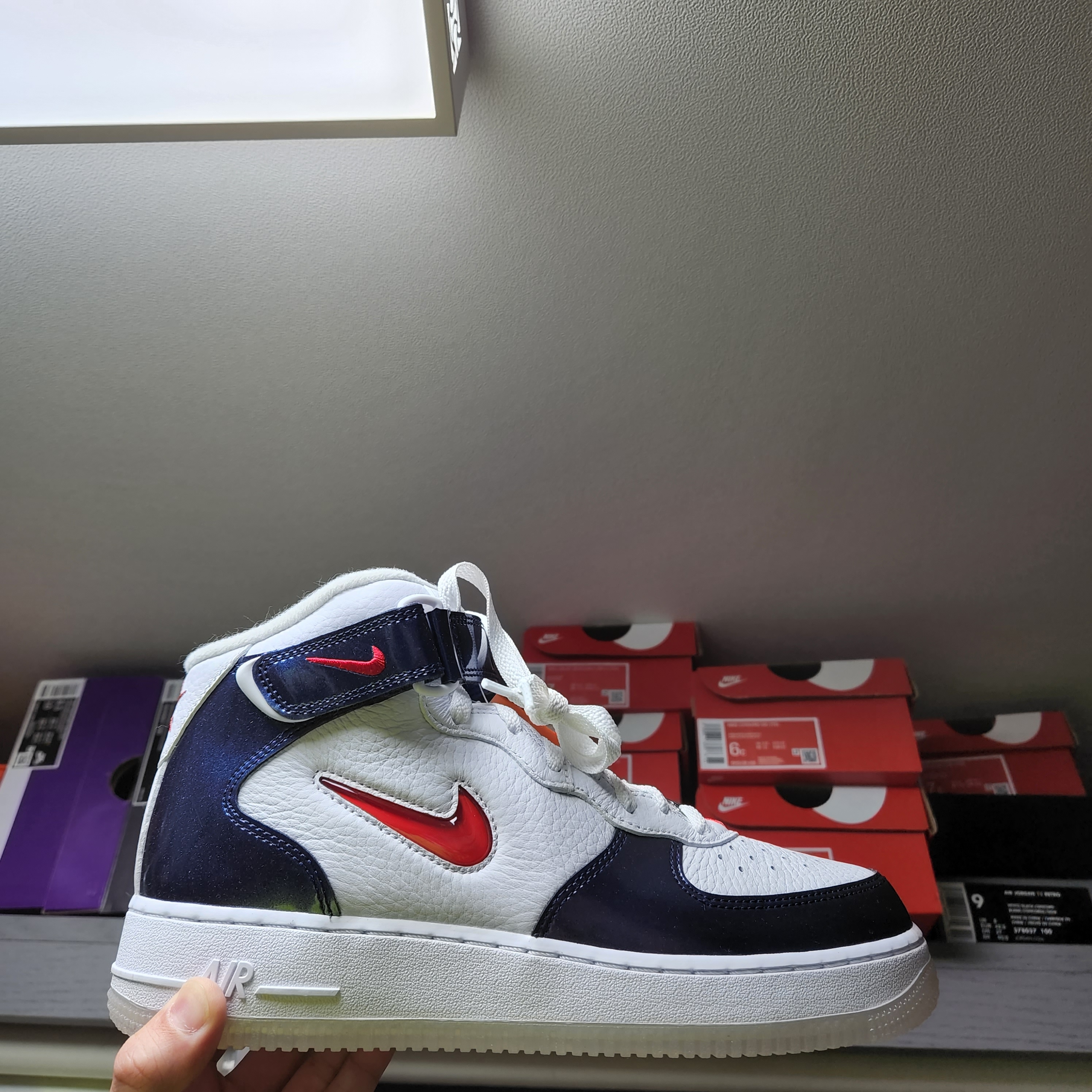 Nike Air Force 1 Mid QS University Red and Midnight Navy 착용 스타일