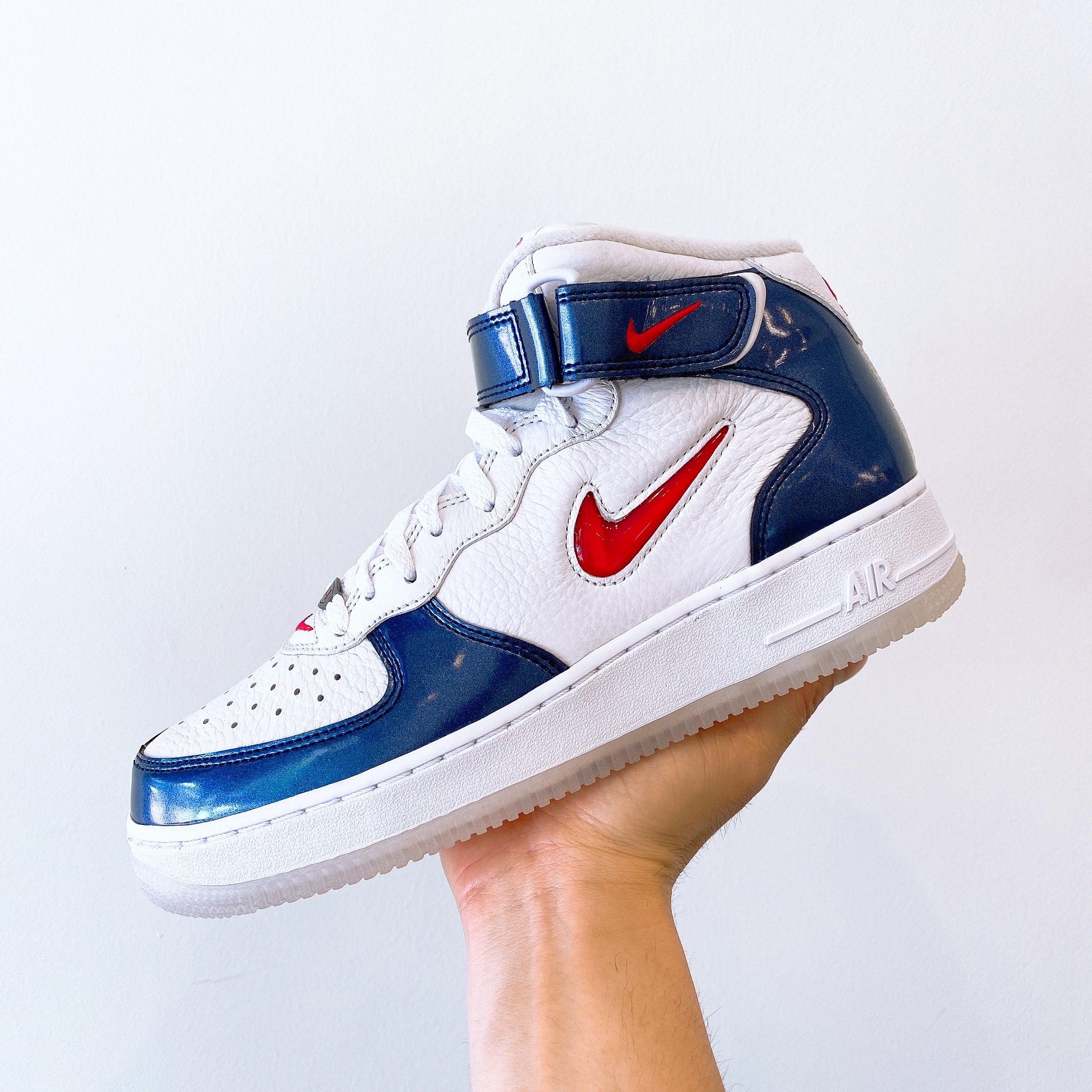 Nike Air Force 1 Mid QS University Red and Midnight Navy 착용 스타일 - 1