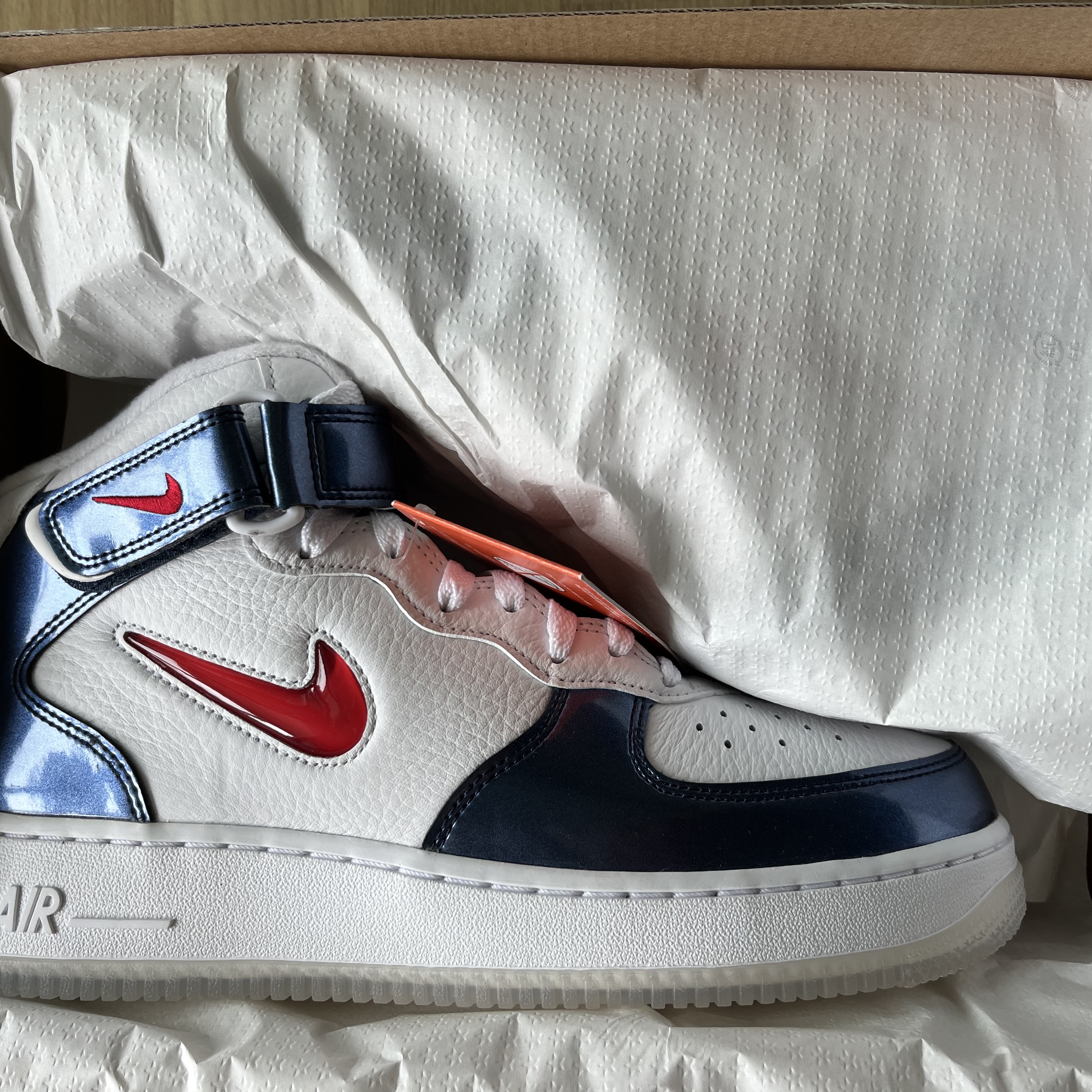 Nike Air Force 1 Mid QS University Red and Midnight Navy 착용 스타일 - 2