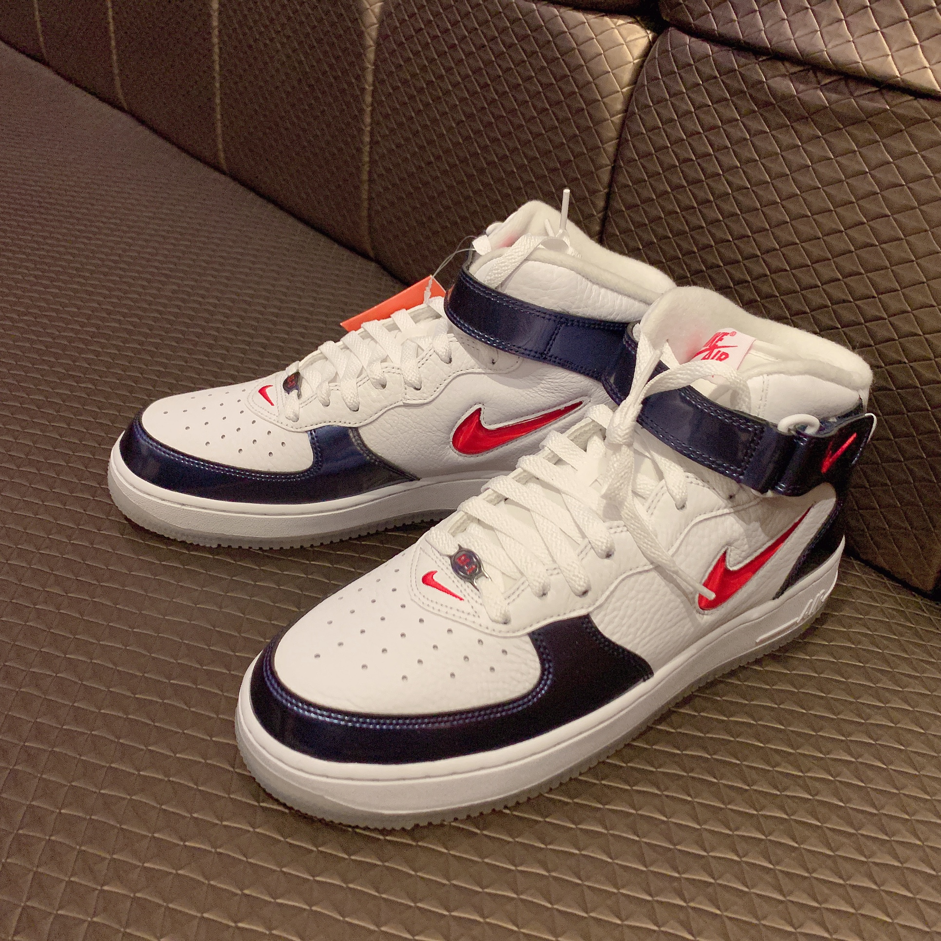Nike Air Force 1 Mid QS University Red and Midnight Navy 착용 스타일 - 4