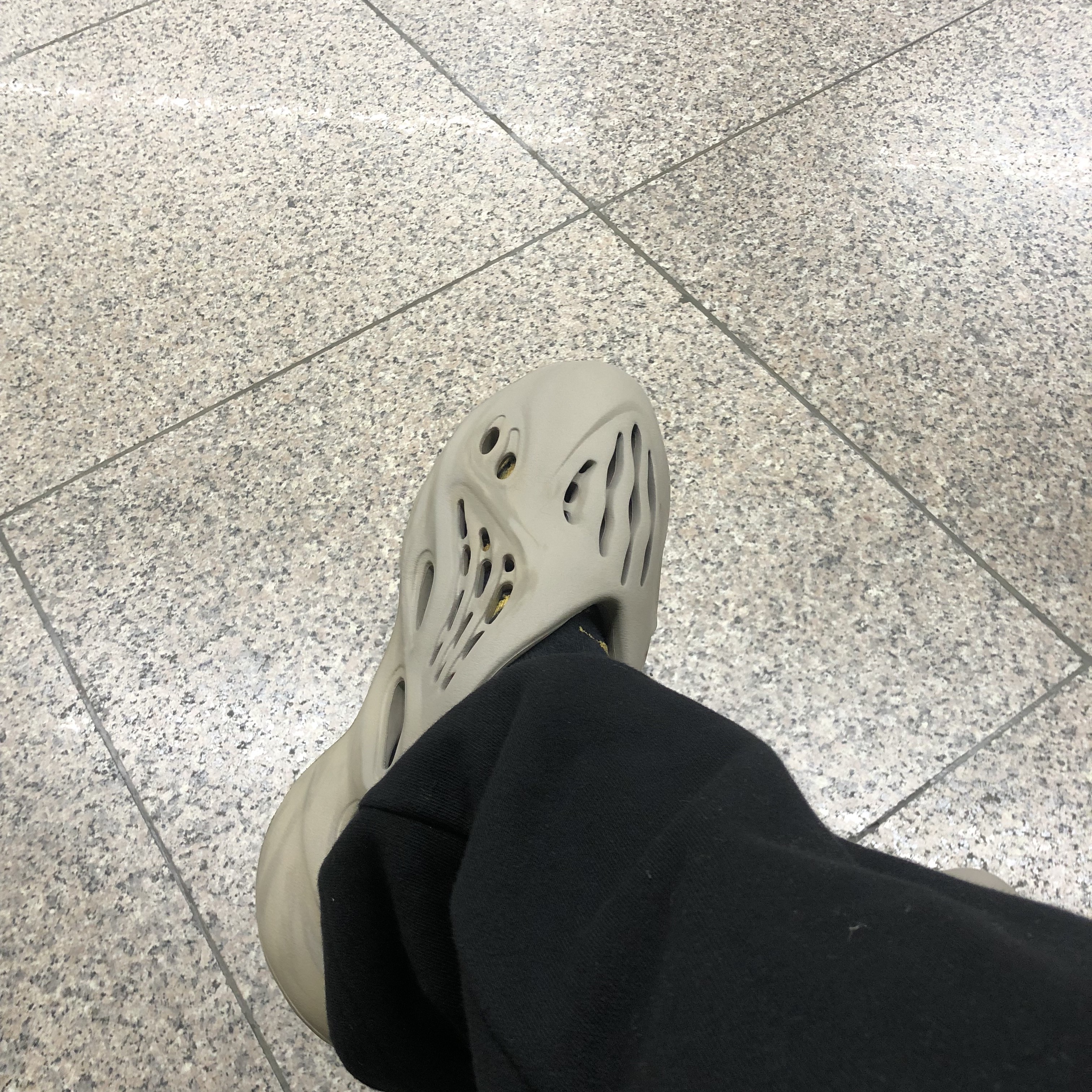 Adidas Yeezy Foam RNNR Stone Sage 착용 스타일