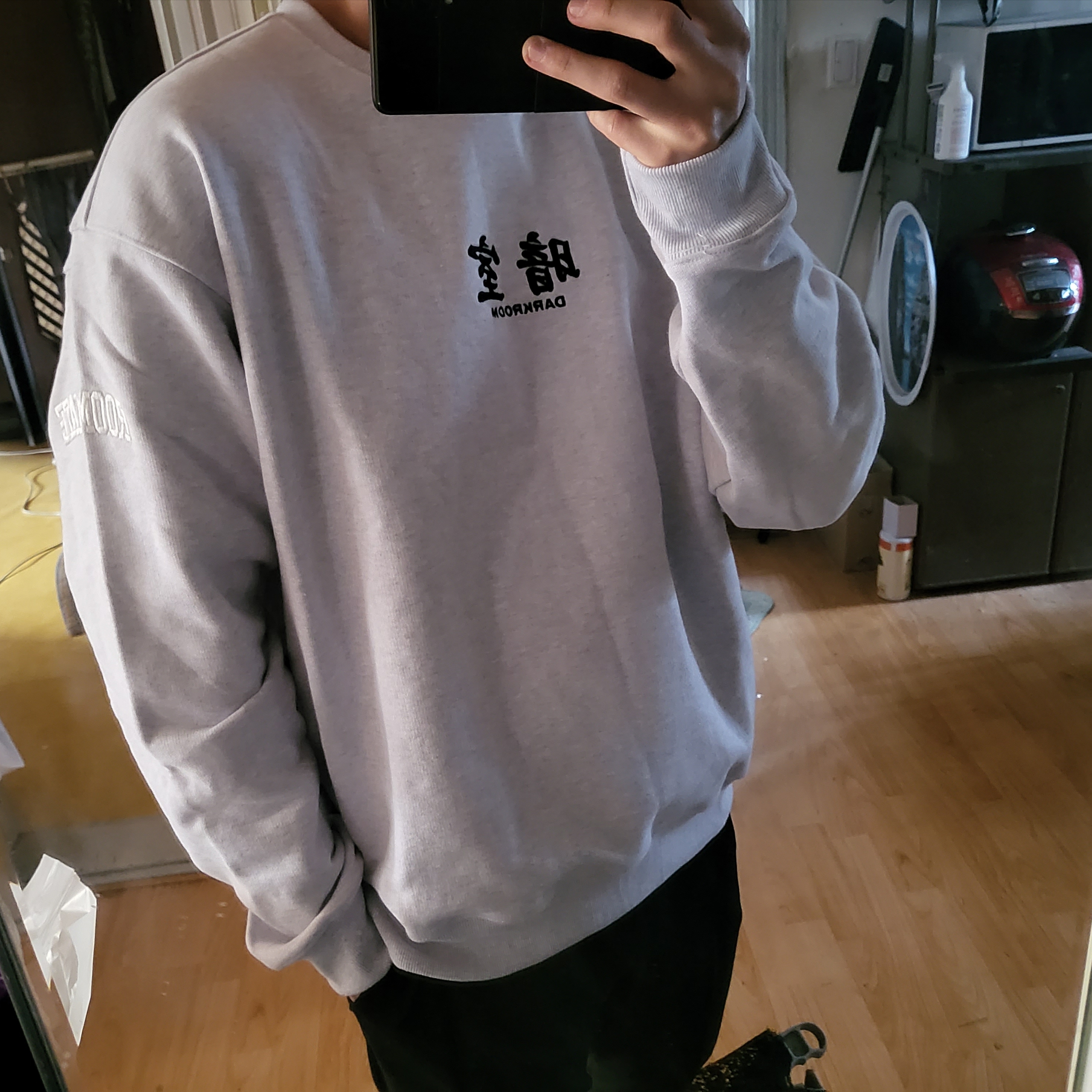 Darkr8m Studio Basic Logo Crewneck Sweatshirt Ash 착용 스타일