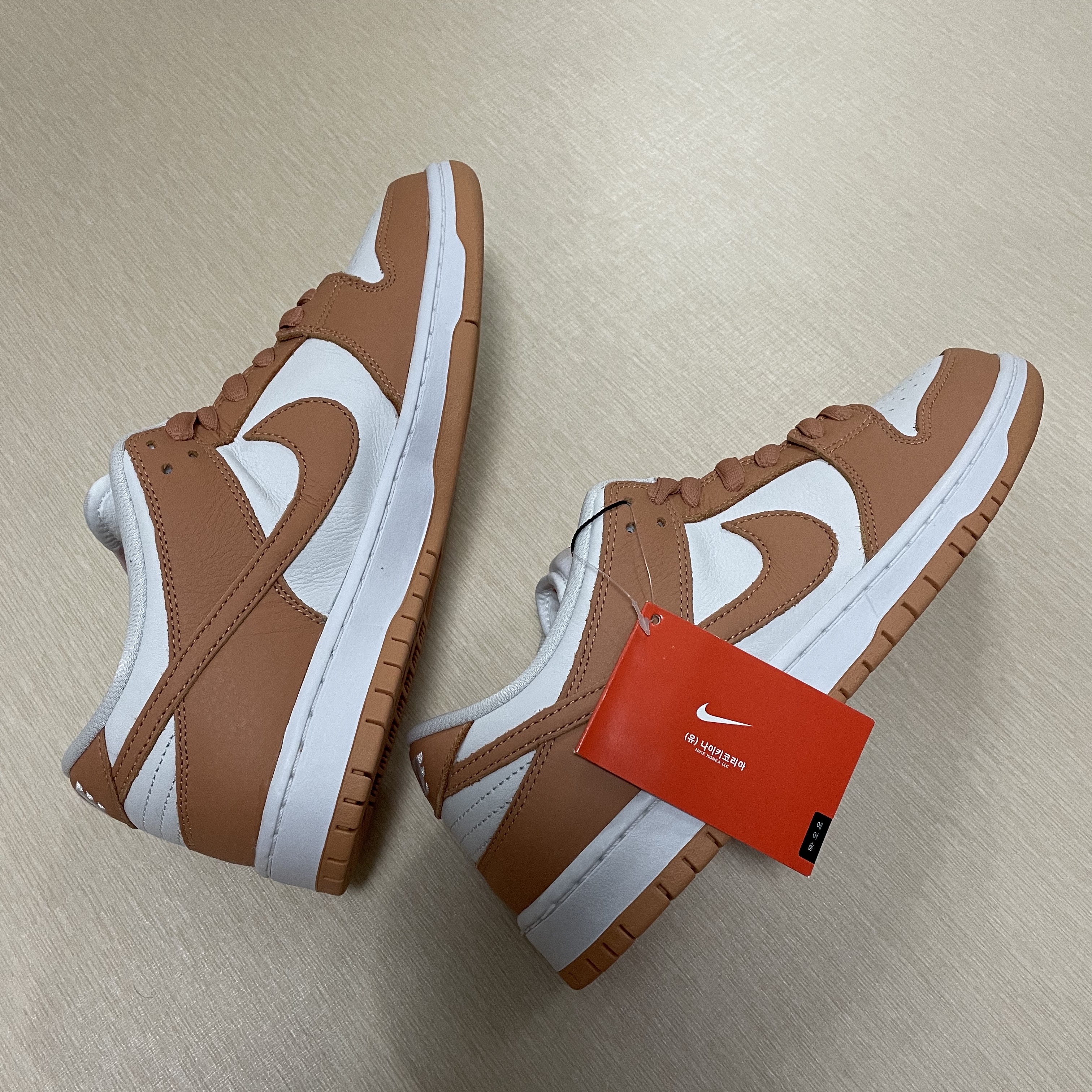 Nike SB Dunk Low Pro Light Cognac 착용 스타일 - 4