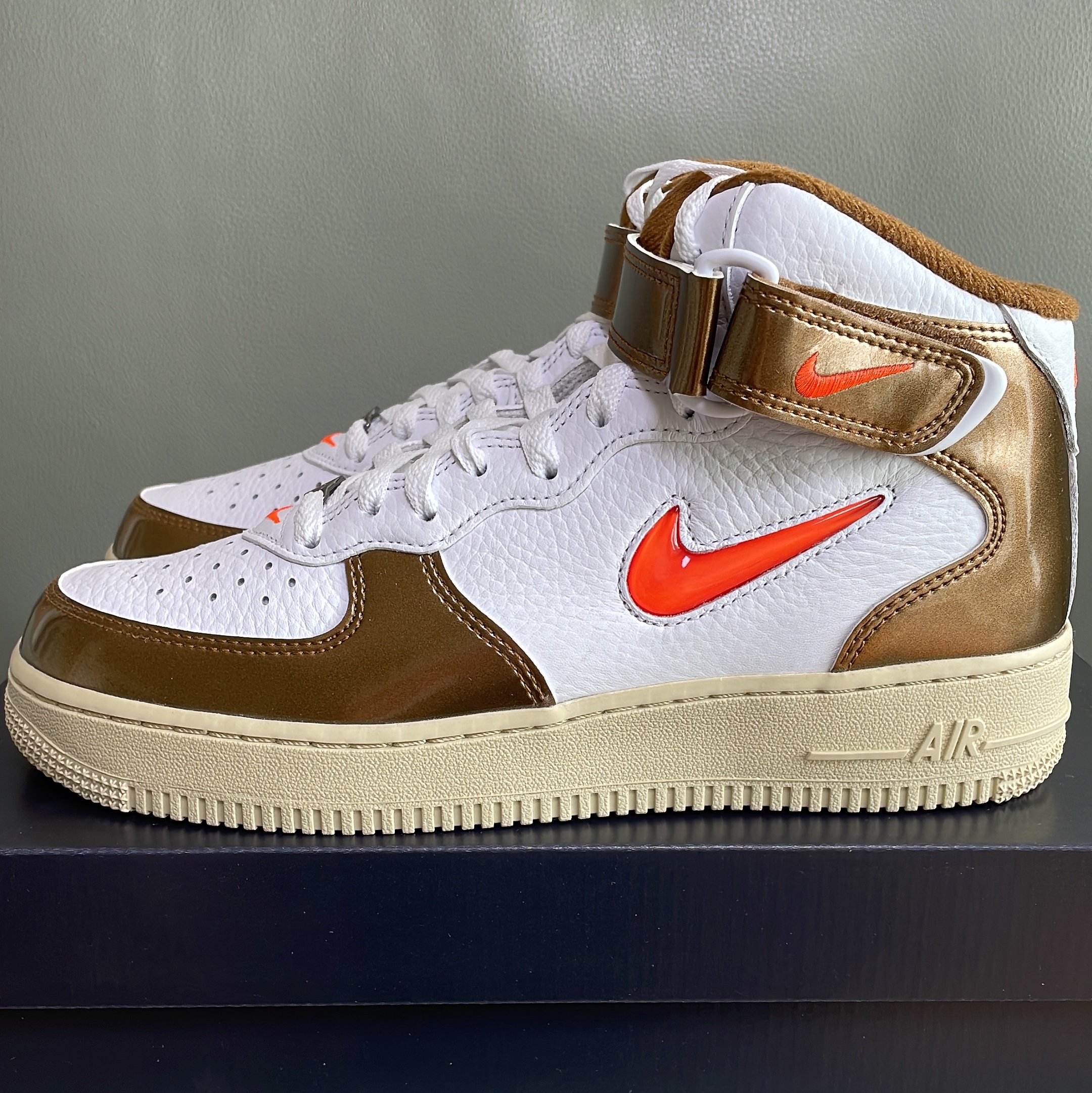 Nike Air Force 1 Mid QS Ale Brown 착용 스타일 - 2