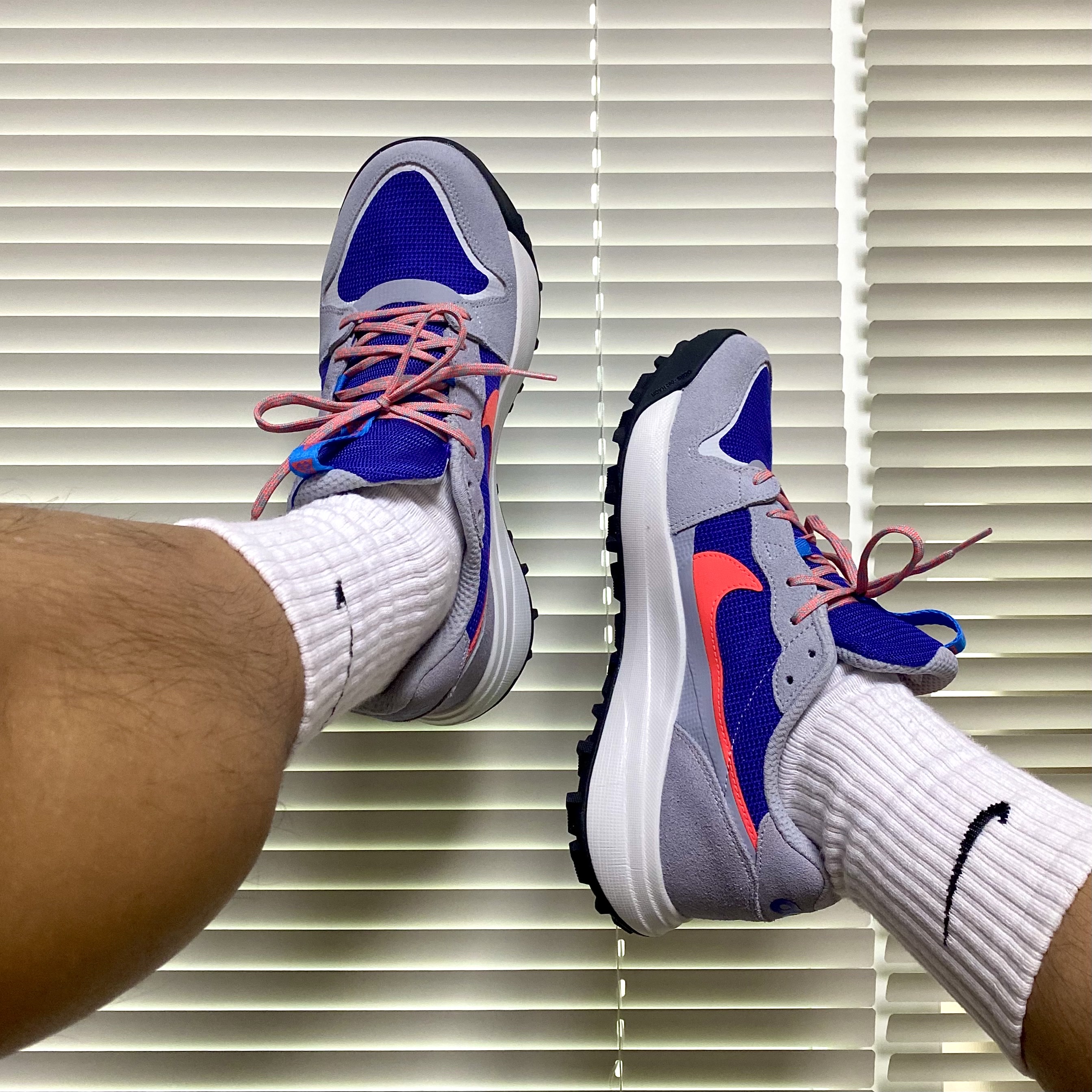 Nike ACG Lowcate Wolf Grey and Bright Crimson 착용 스타일