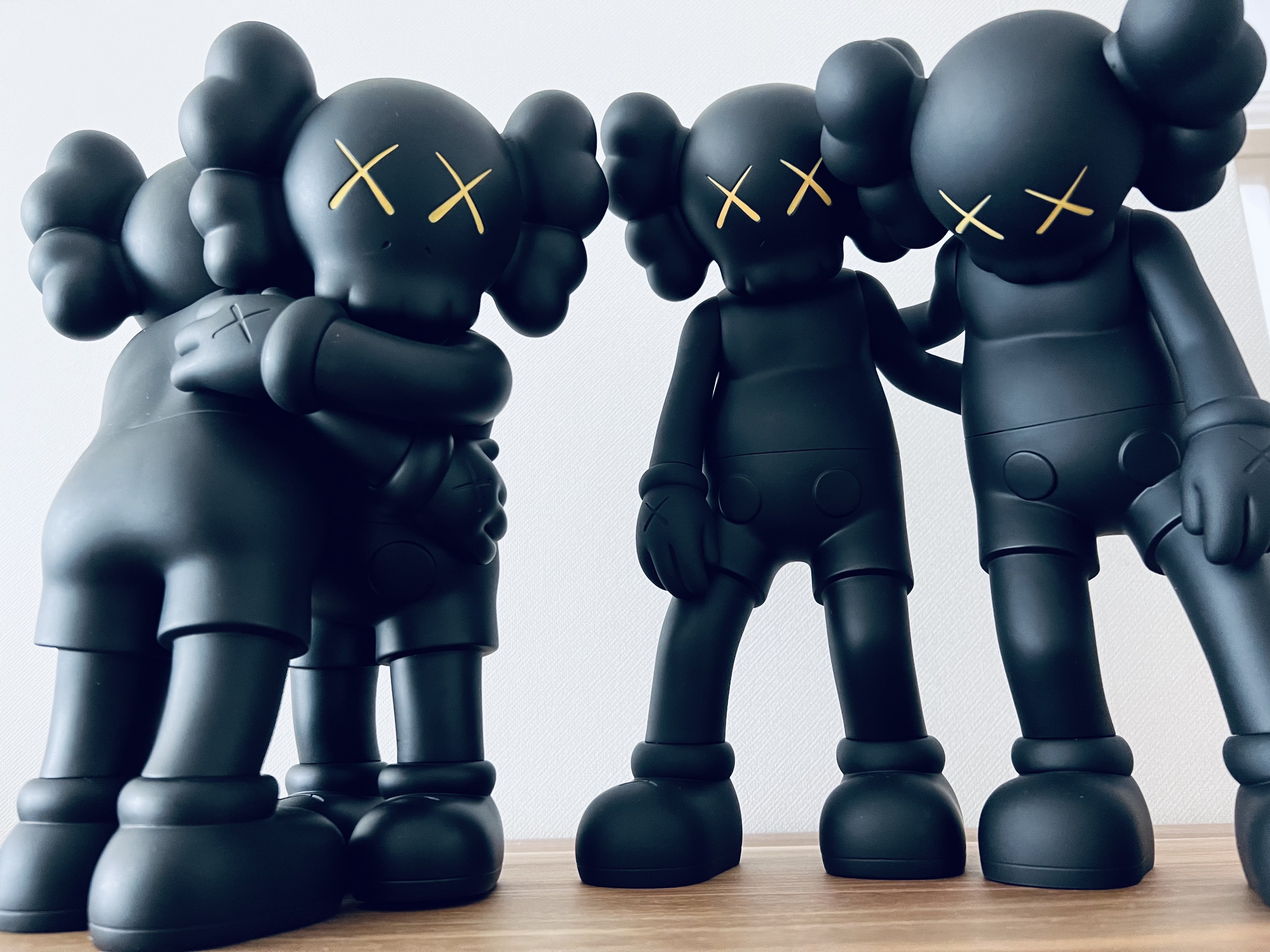 Kaws Along The Way Vinyl Figure Black, Kaws Together Vinyl Figure Black 착용 스타일
