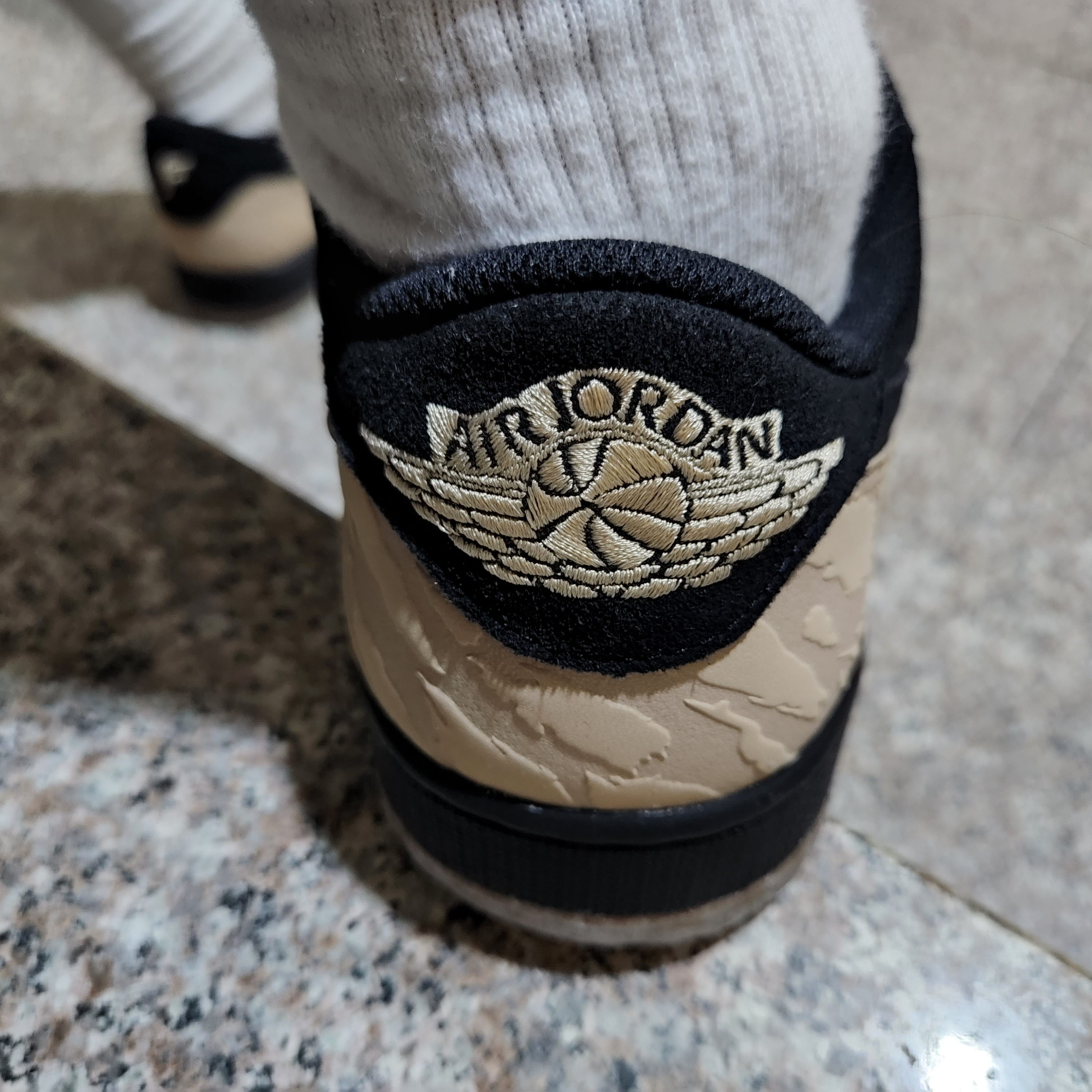 Jordan 1 x SoleFly Retro Low OG SP Black and Sport Red 착용 스타일 - 4