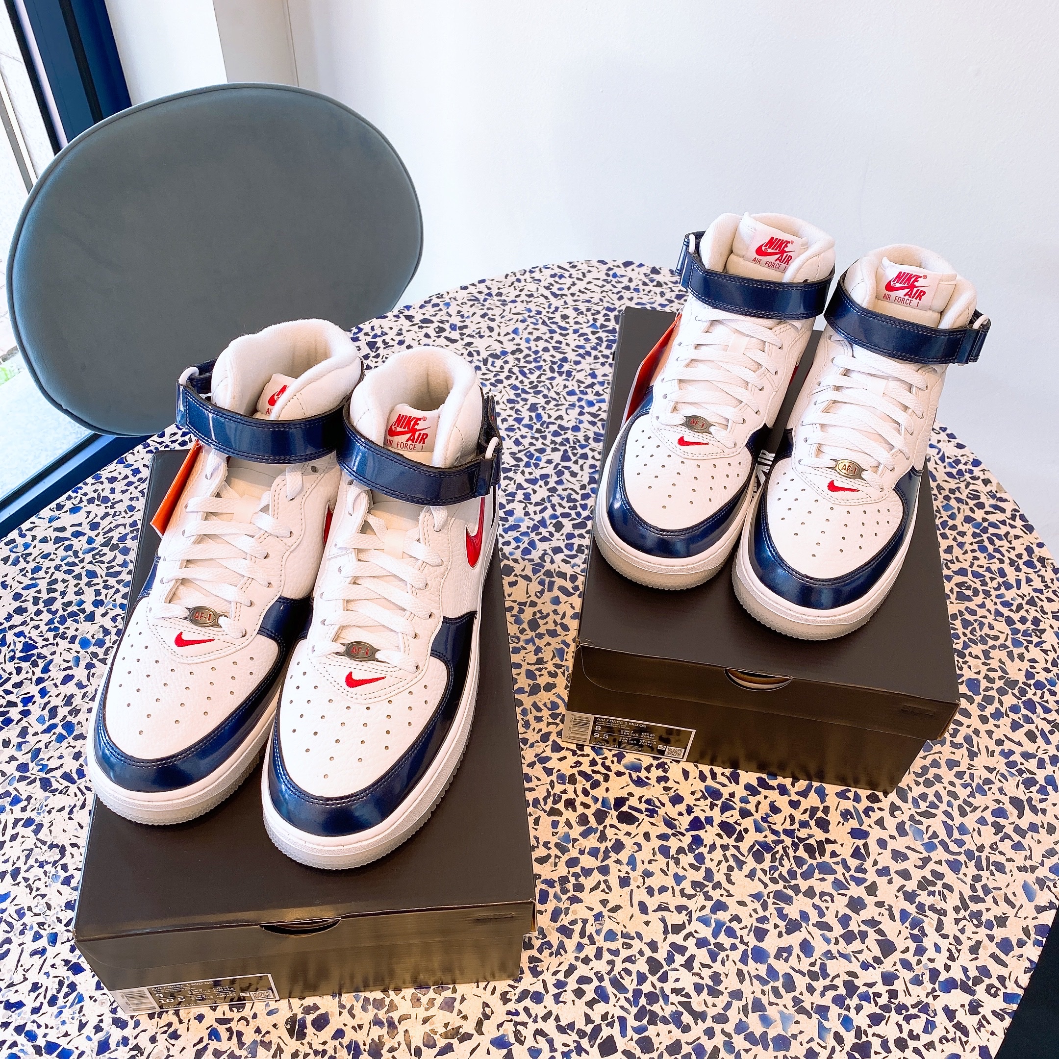 Nike Air Force 1 Mid QS University Red and Midnight Navy 착용 스타일 - 2